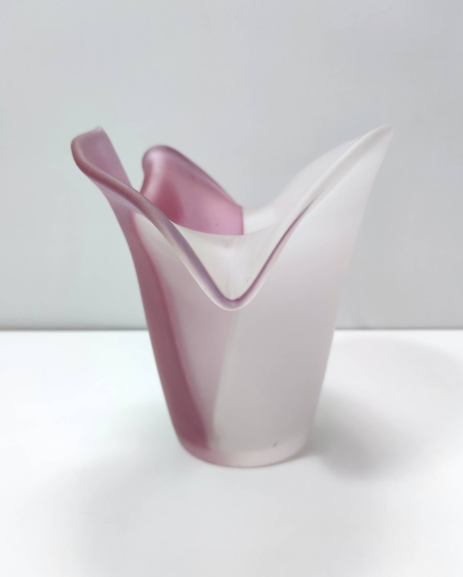 Vase en verre de Murano gravé bicolore blanc et rose, Italie, années 1980