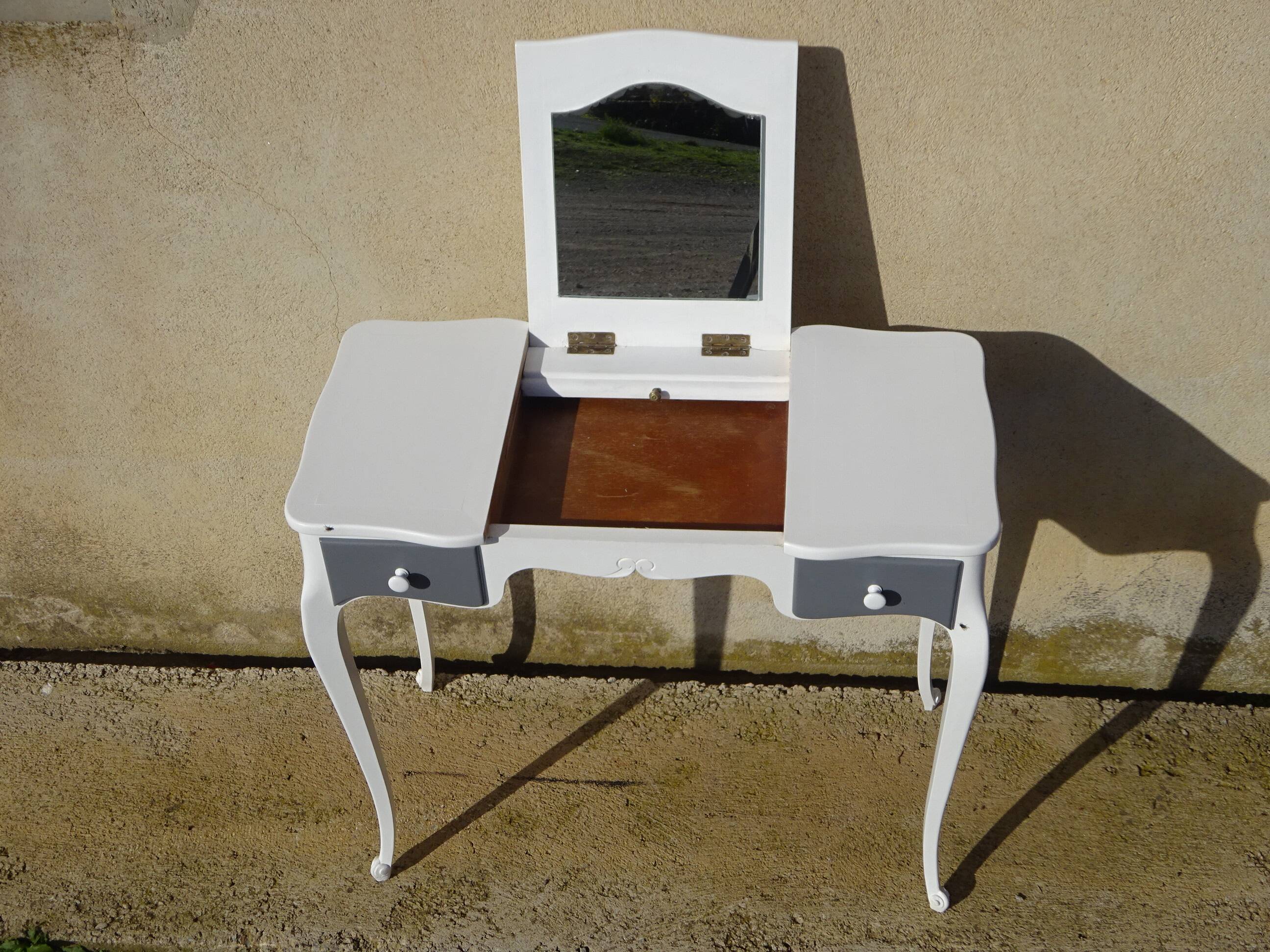 Petite coiffeuse en bois blanc