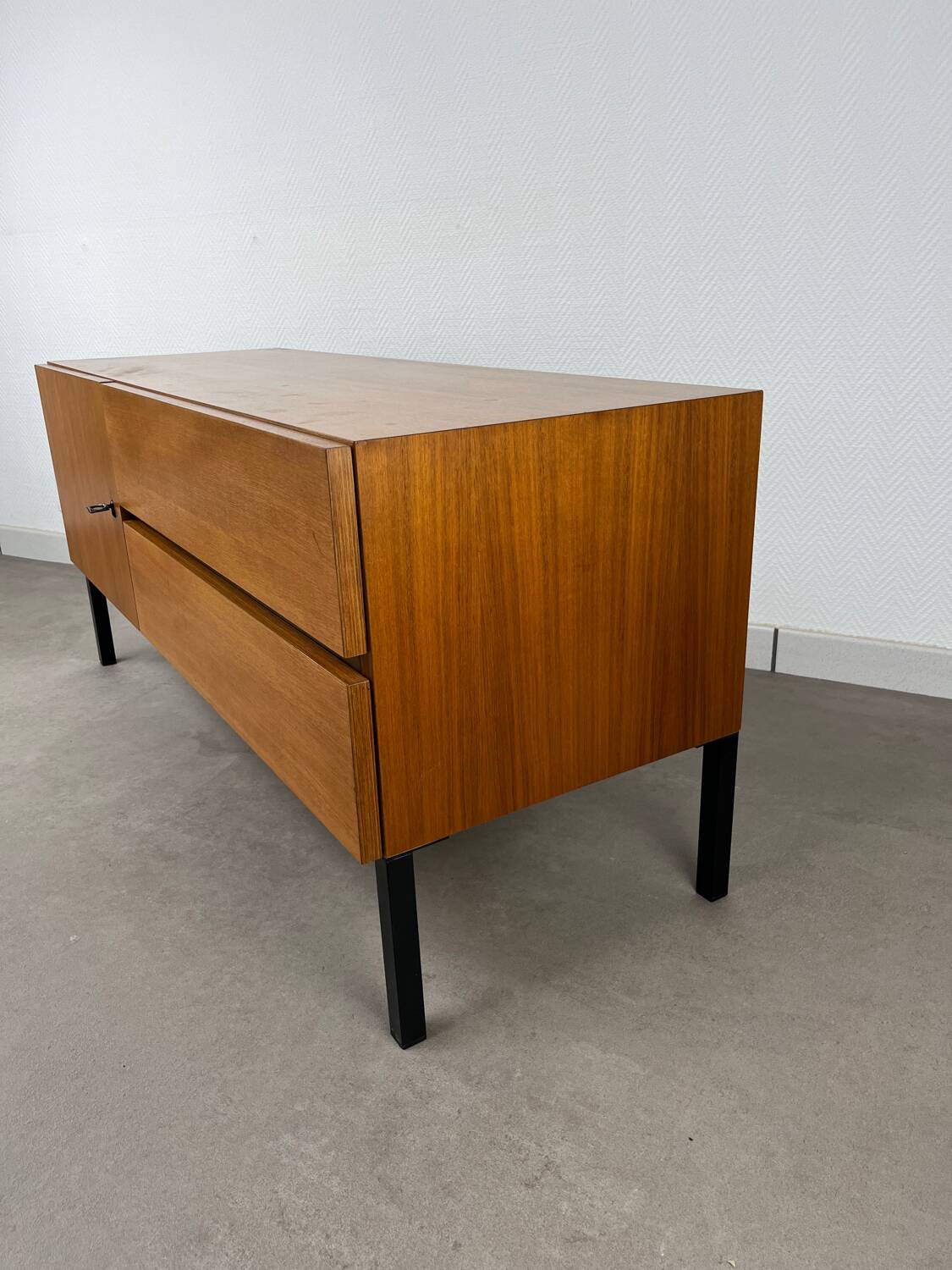Modernist sideboard, 1950s TV unit.