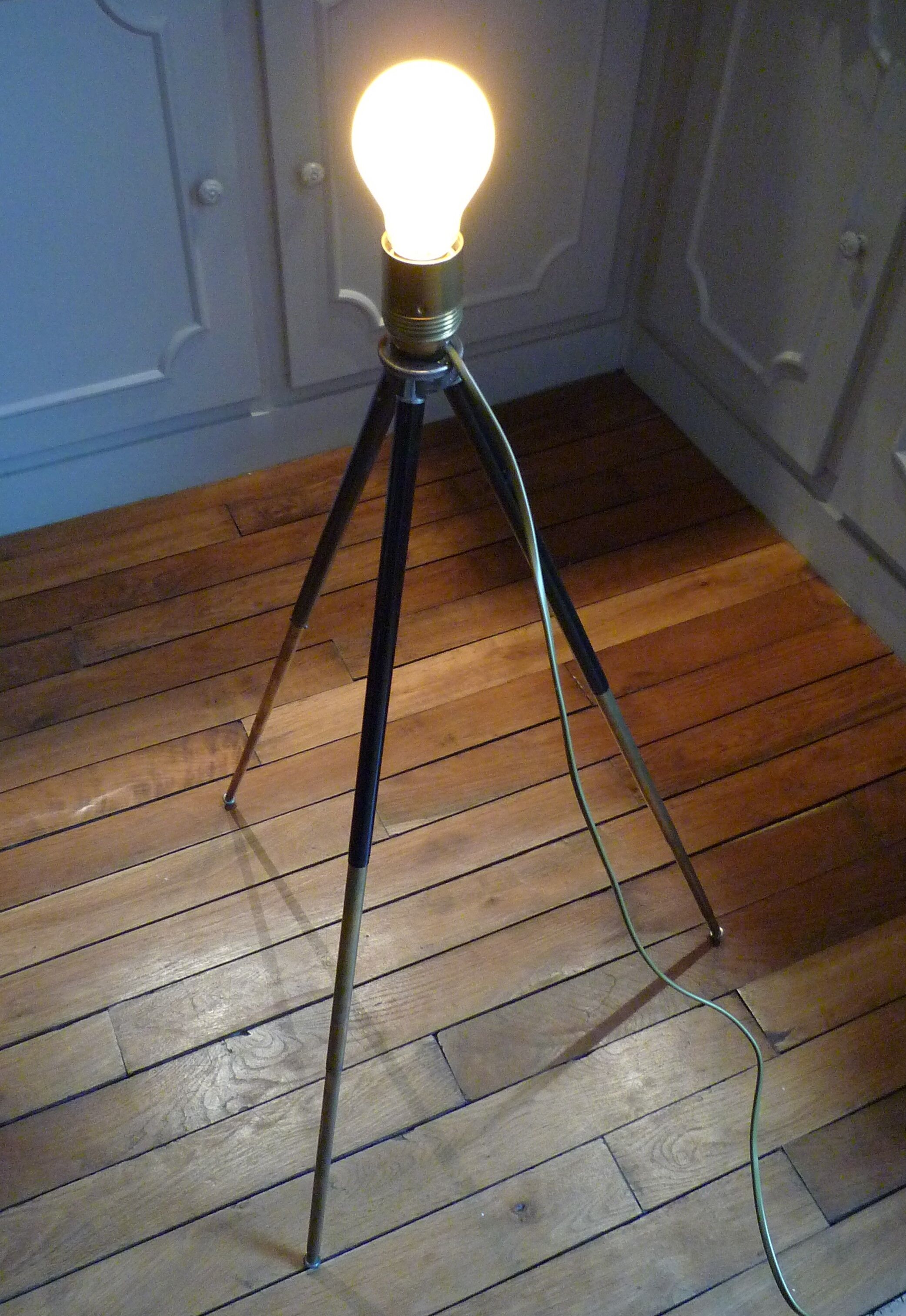 Industrial style tripod lamp, old tripod 1930s