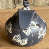Théière en émail bleu avec motif de feuilles signée par l'artiste