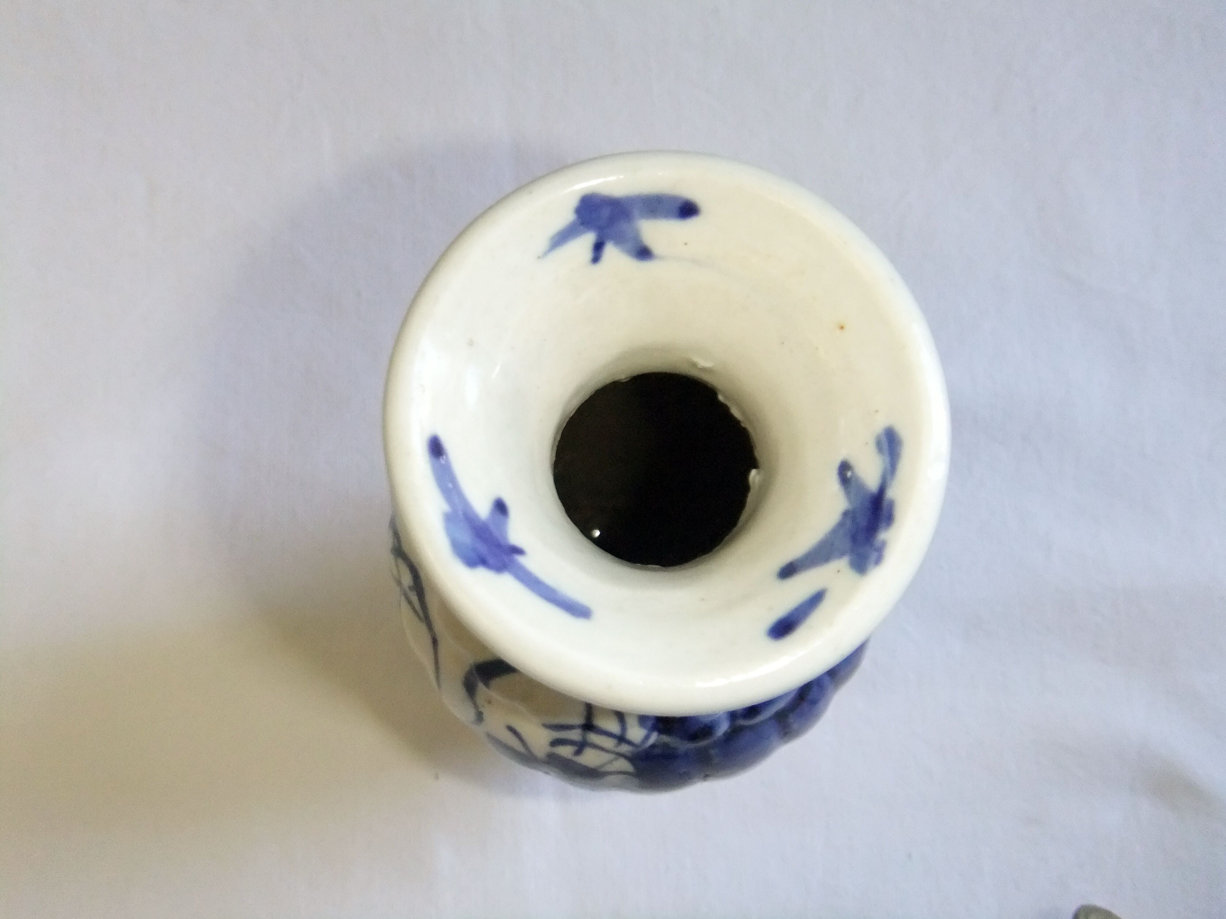 Vase chinois ancien céramique décor de fleurs blanc bleu