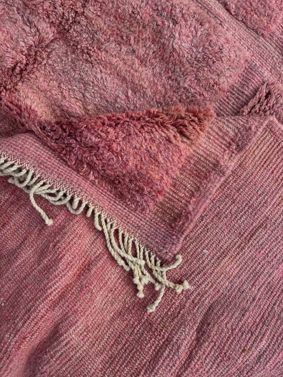 Tapis berbère rose à carreaux sur mesure