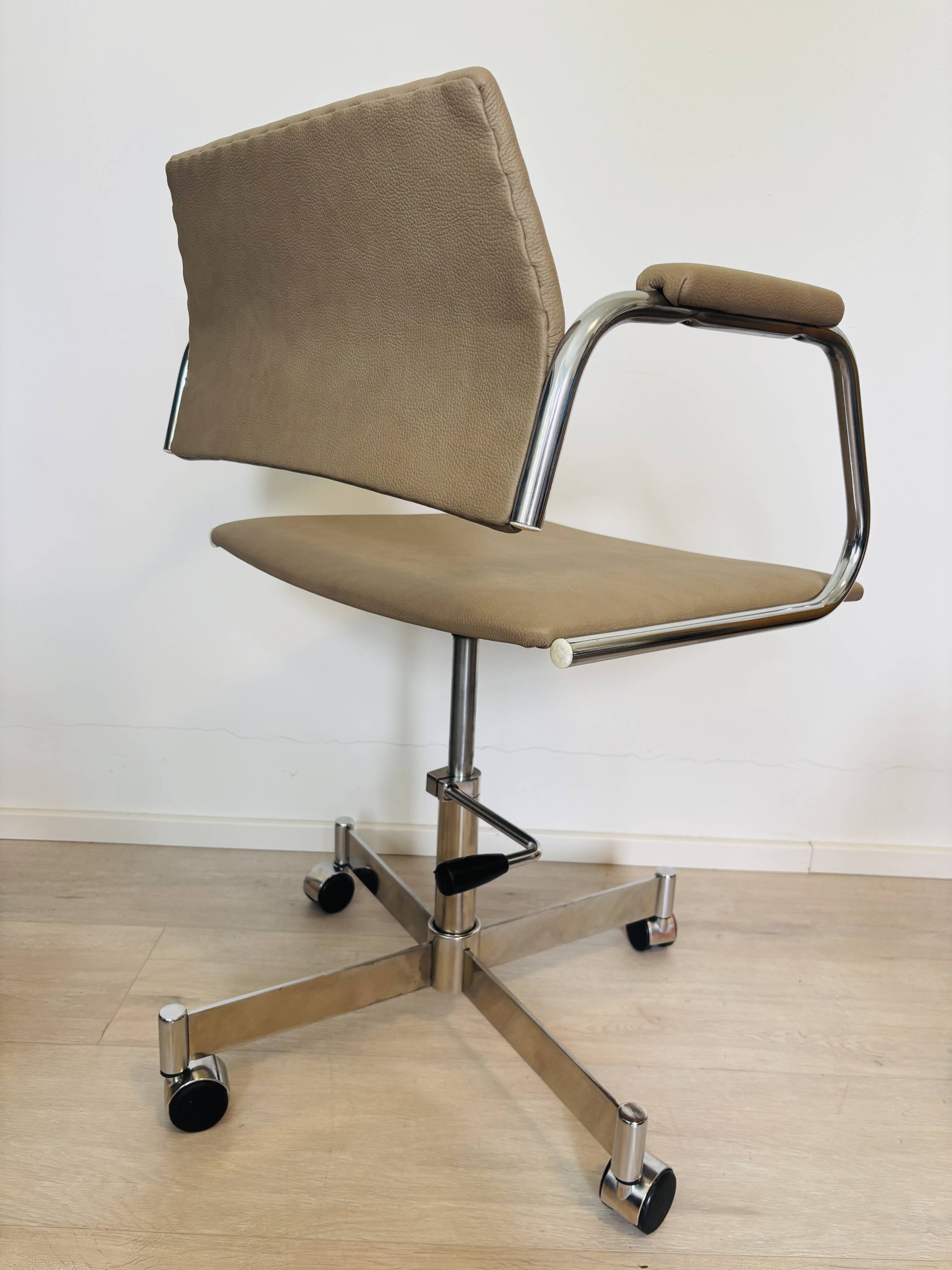 Chaise de bureau vintage beige clair par Kovona, Tchécoslovaquie, années 1970