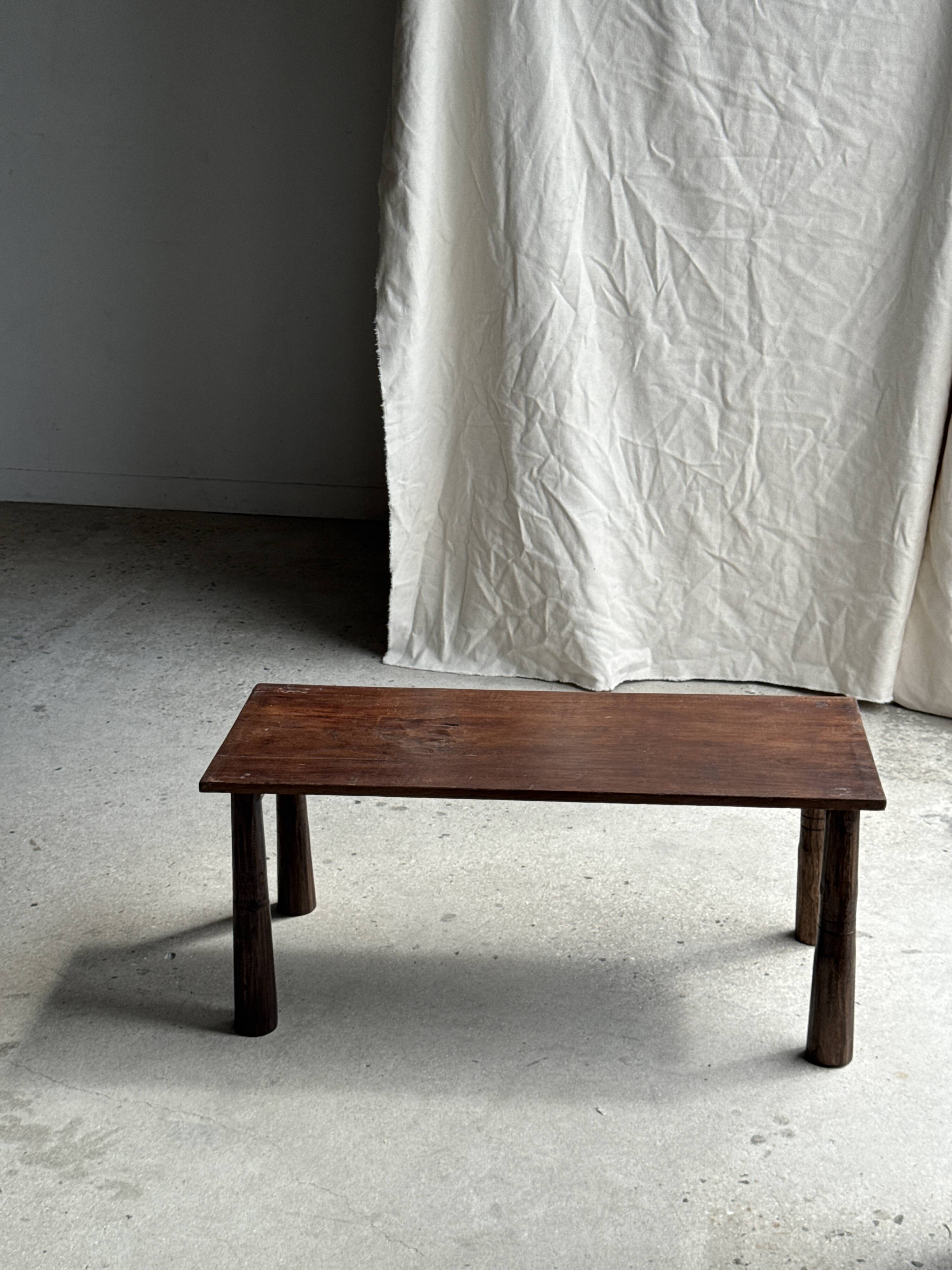Table basse en teck brun de seconde main indonésienne pieds coniques H37 L8