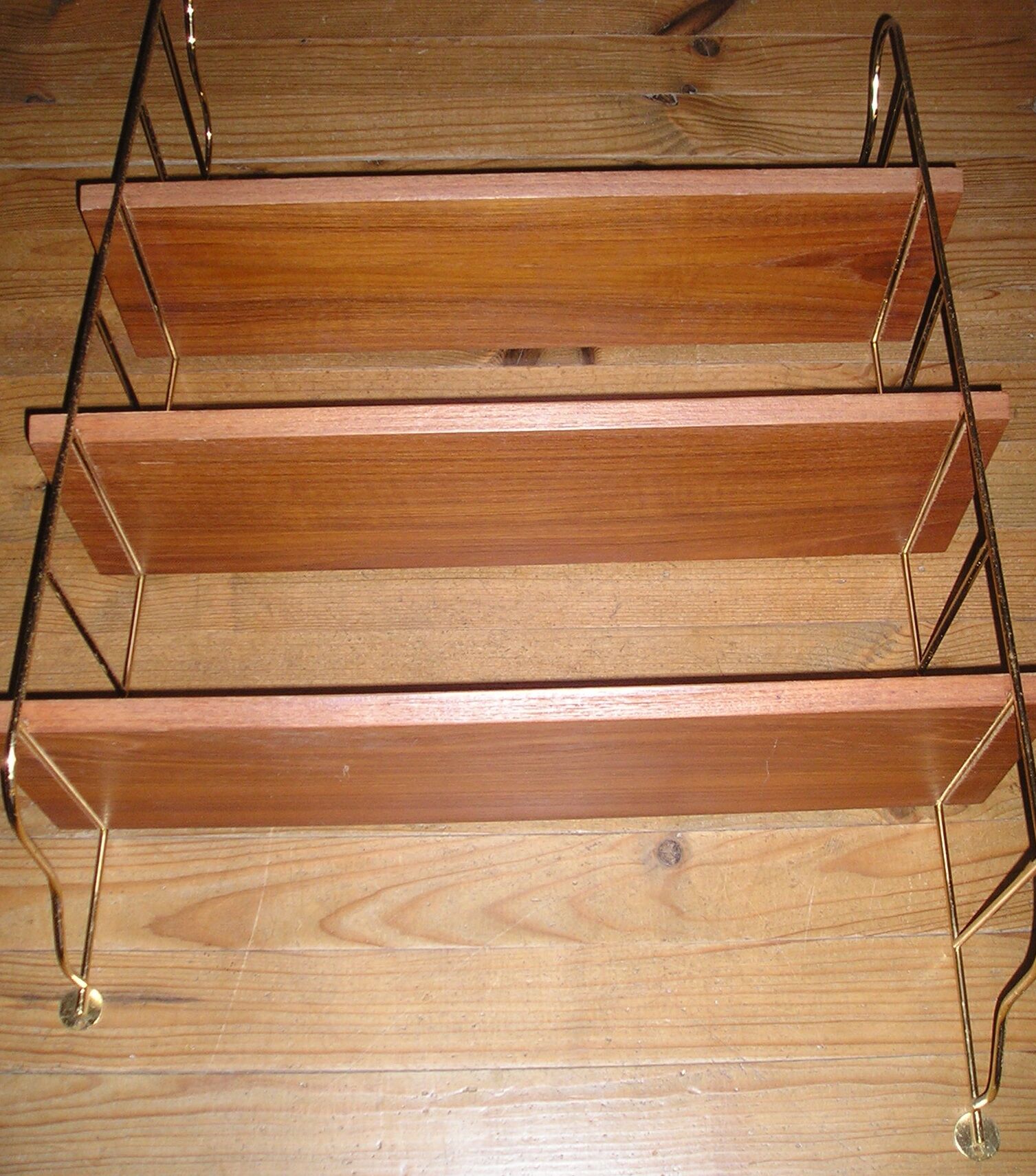 Etagère murale string bois-métal doré Nisse Strinning
