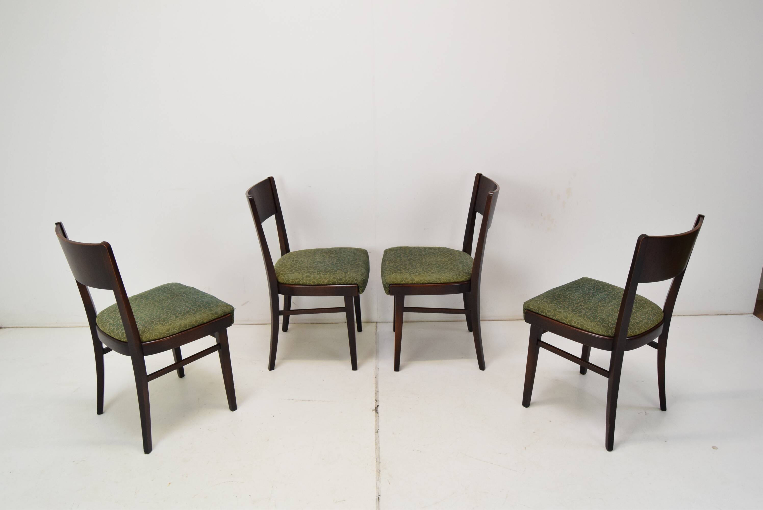 Ensemble de quatre chaises à manger/ Interier Praha, années 1950.