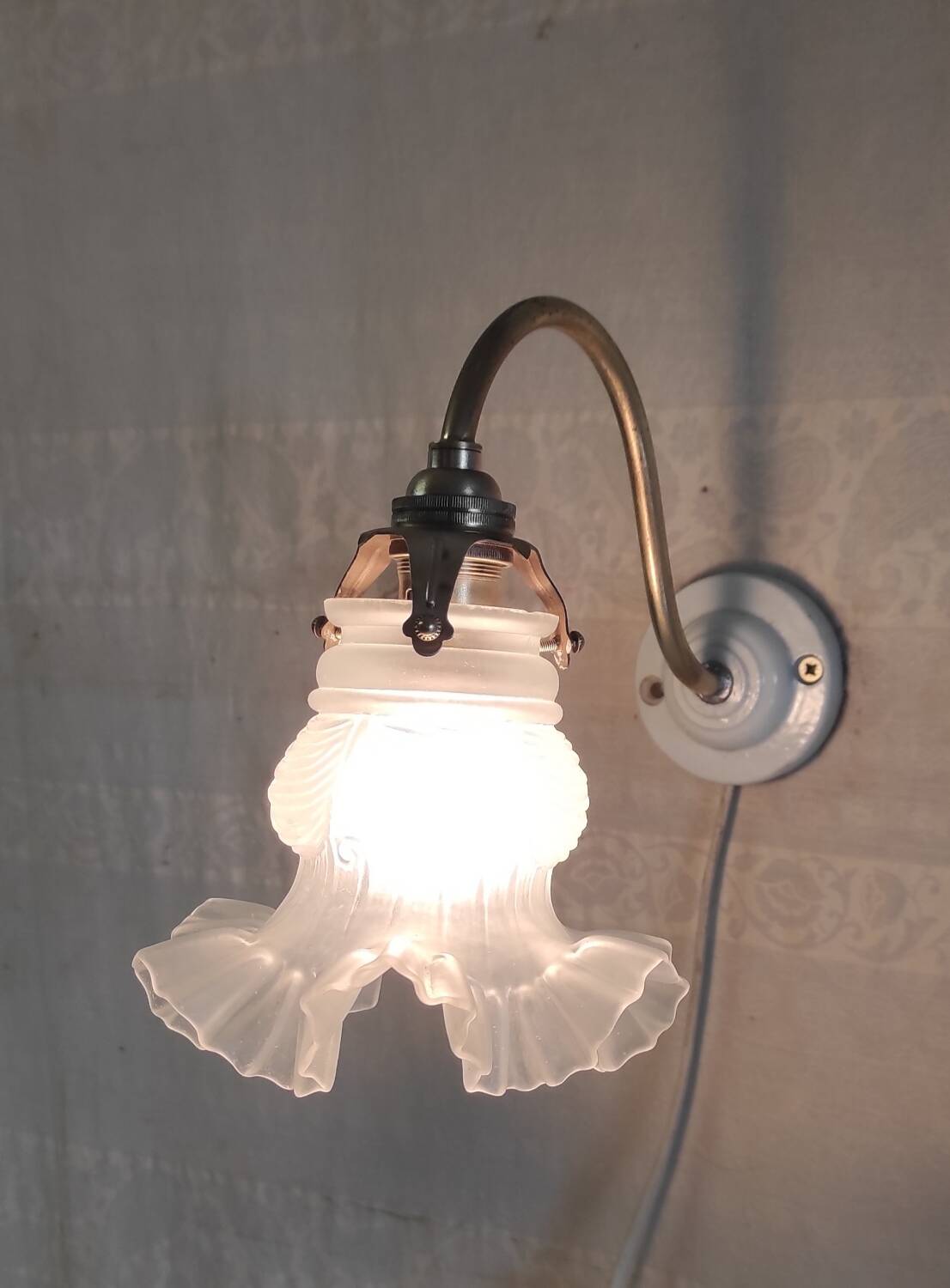 Swan neck wall light in brass, porcelain and glass paste - mid 20th century.