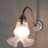 Swan neck wall light in brass, porcelain and glass paste - mid 20th century.