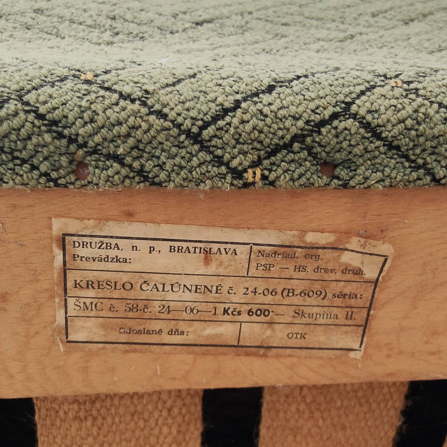 Paire de fauteuils Halabala vert par Druzba Bratislava B-609 année 59