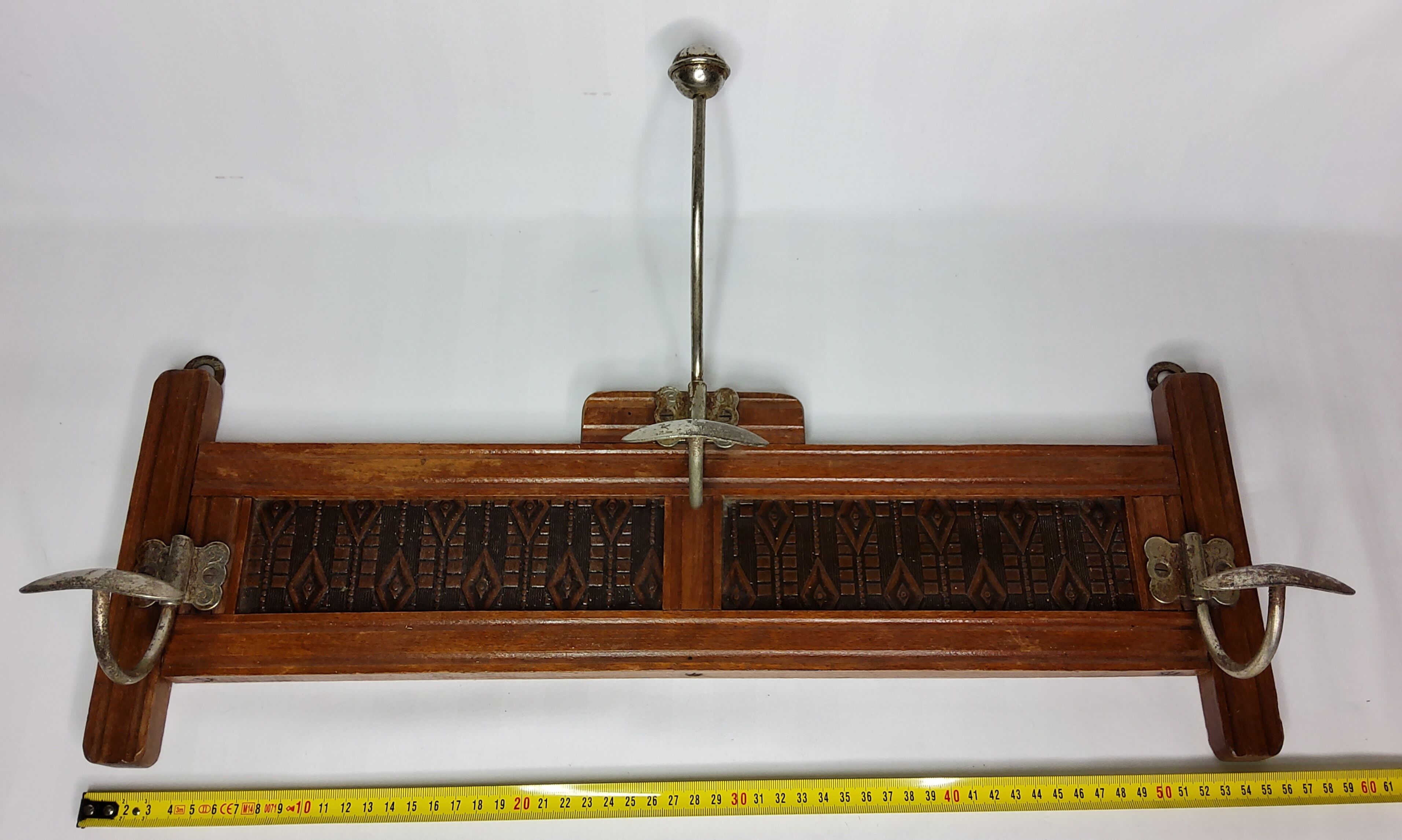 Portemanteau 1900 en métal et bois estampillé Innova, 3 patères