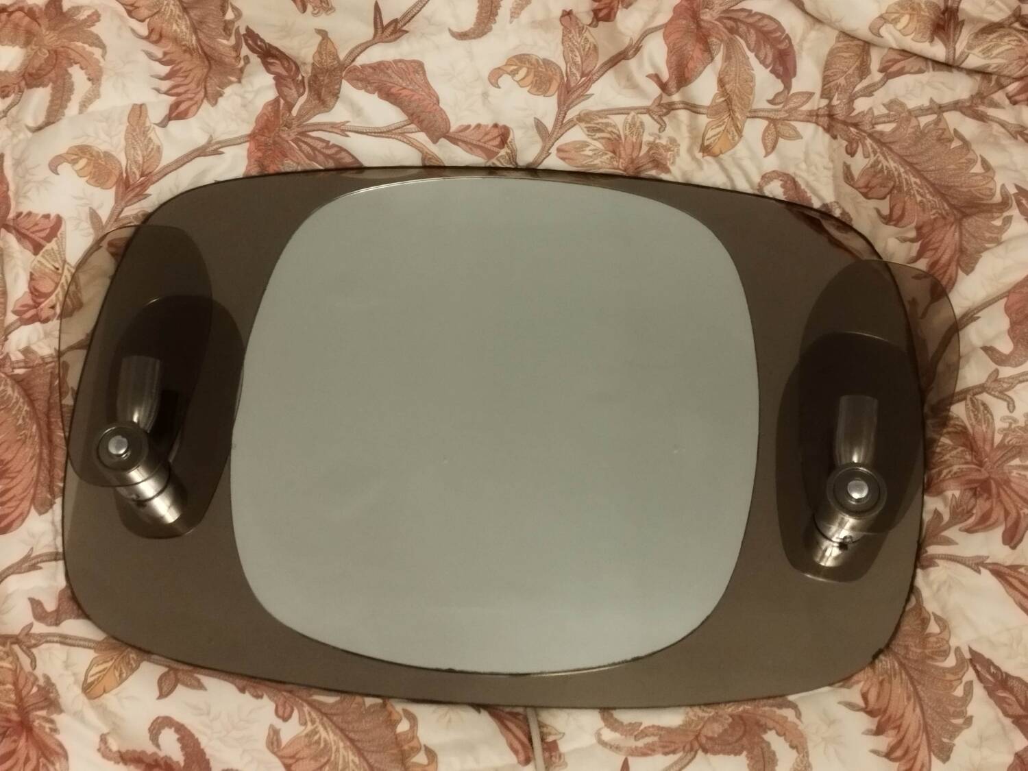 Miroir avec deux appliques en verre fumé attribué à Lupi