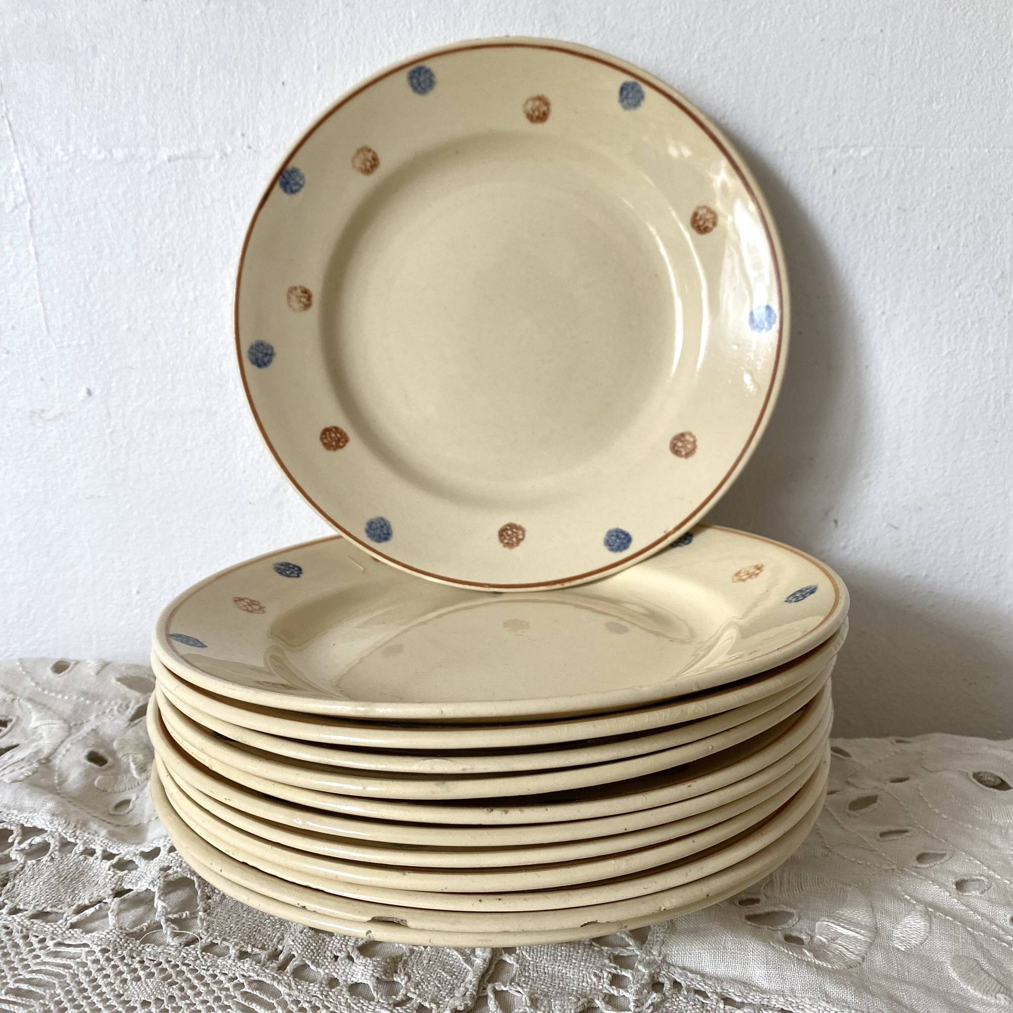 Assiettes plates  anciennes  à pois Sarreguemines