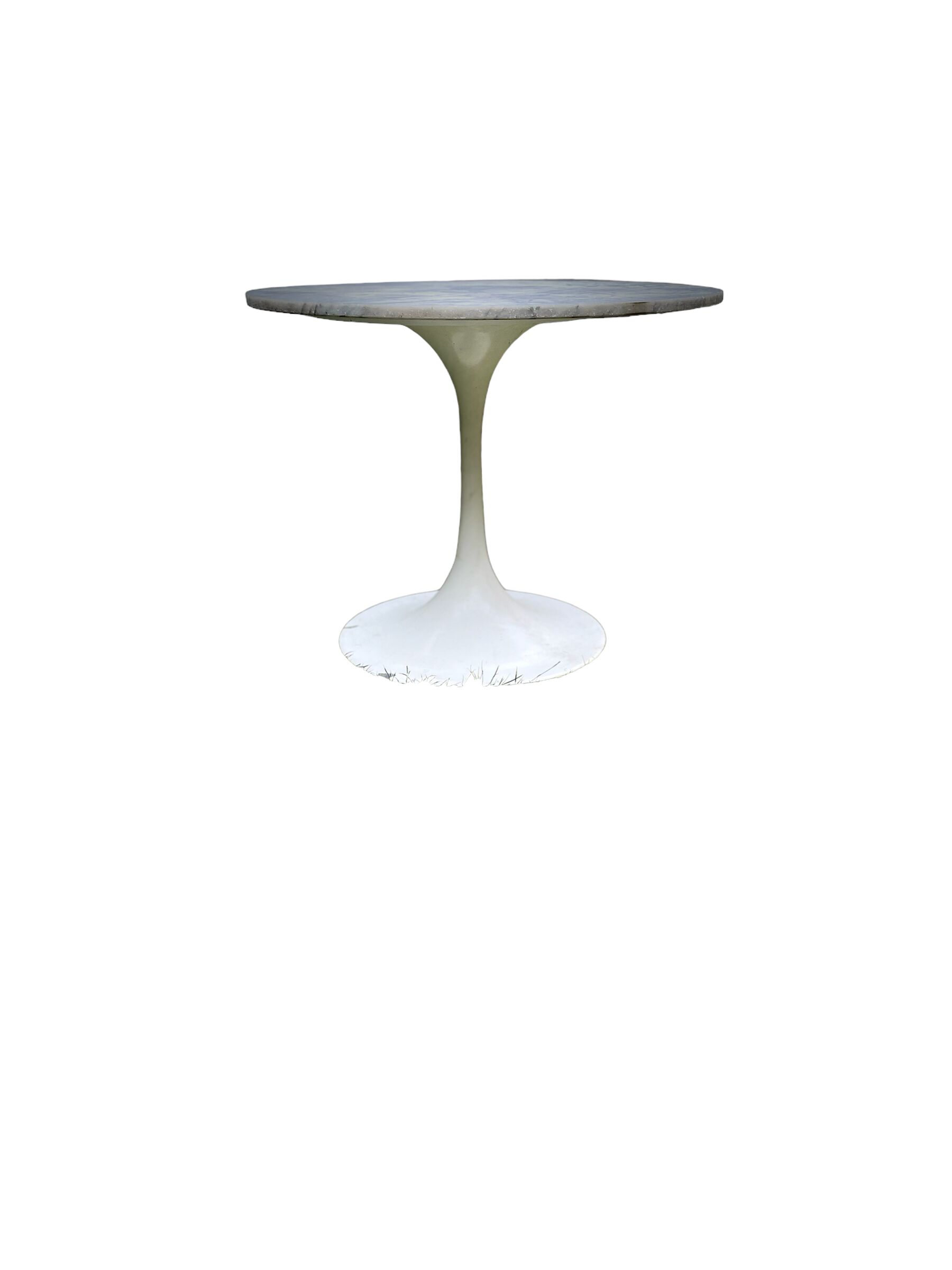 Table design pied tulipe dessus marbre