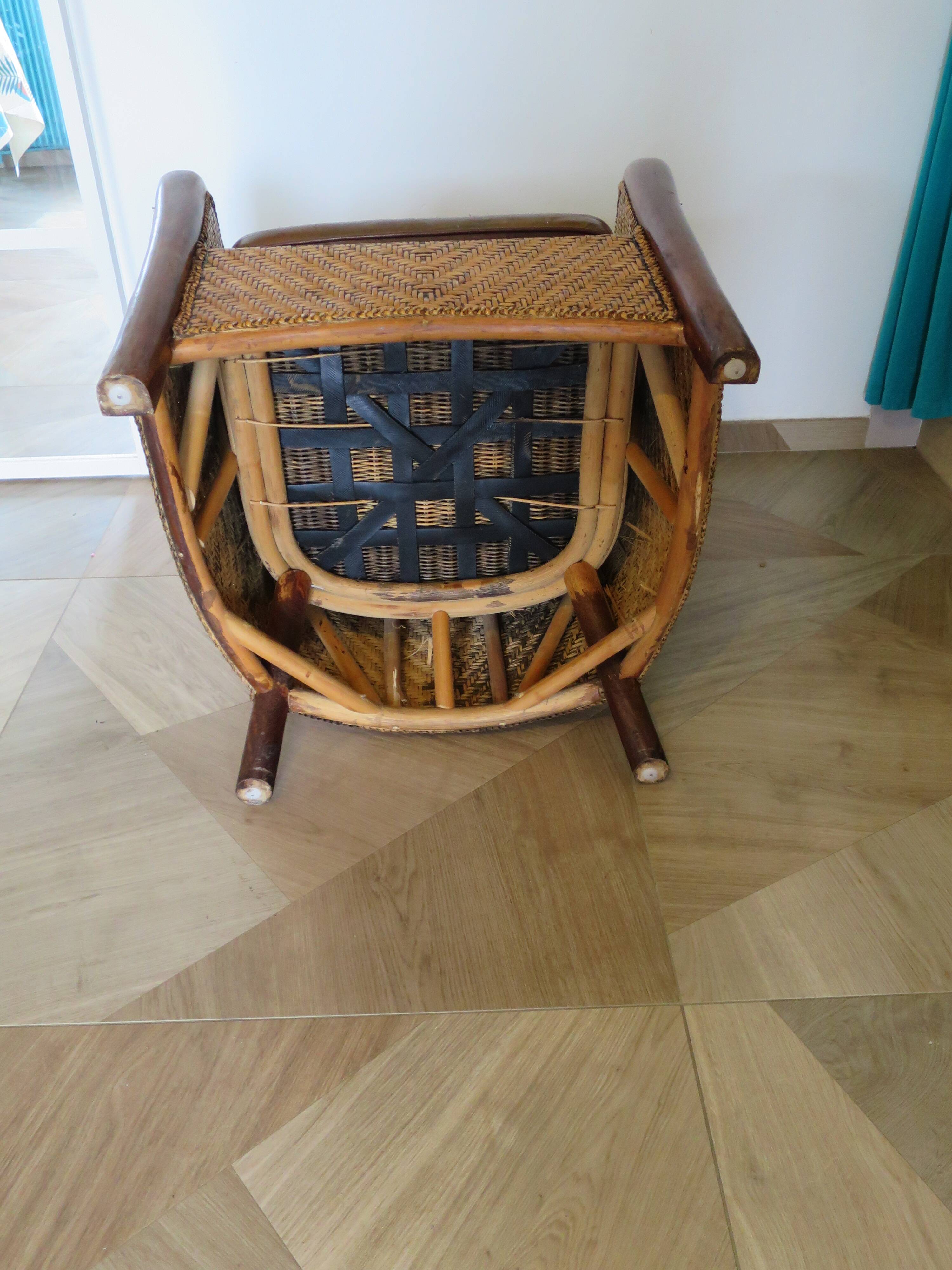 Fauteuil Style Colonial-Rotin tressé-Vintage-coussin simili cuir
