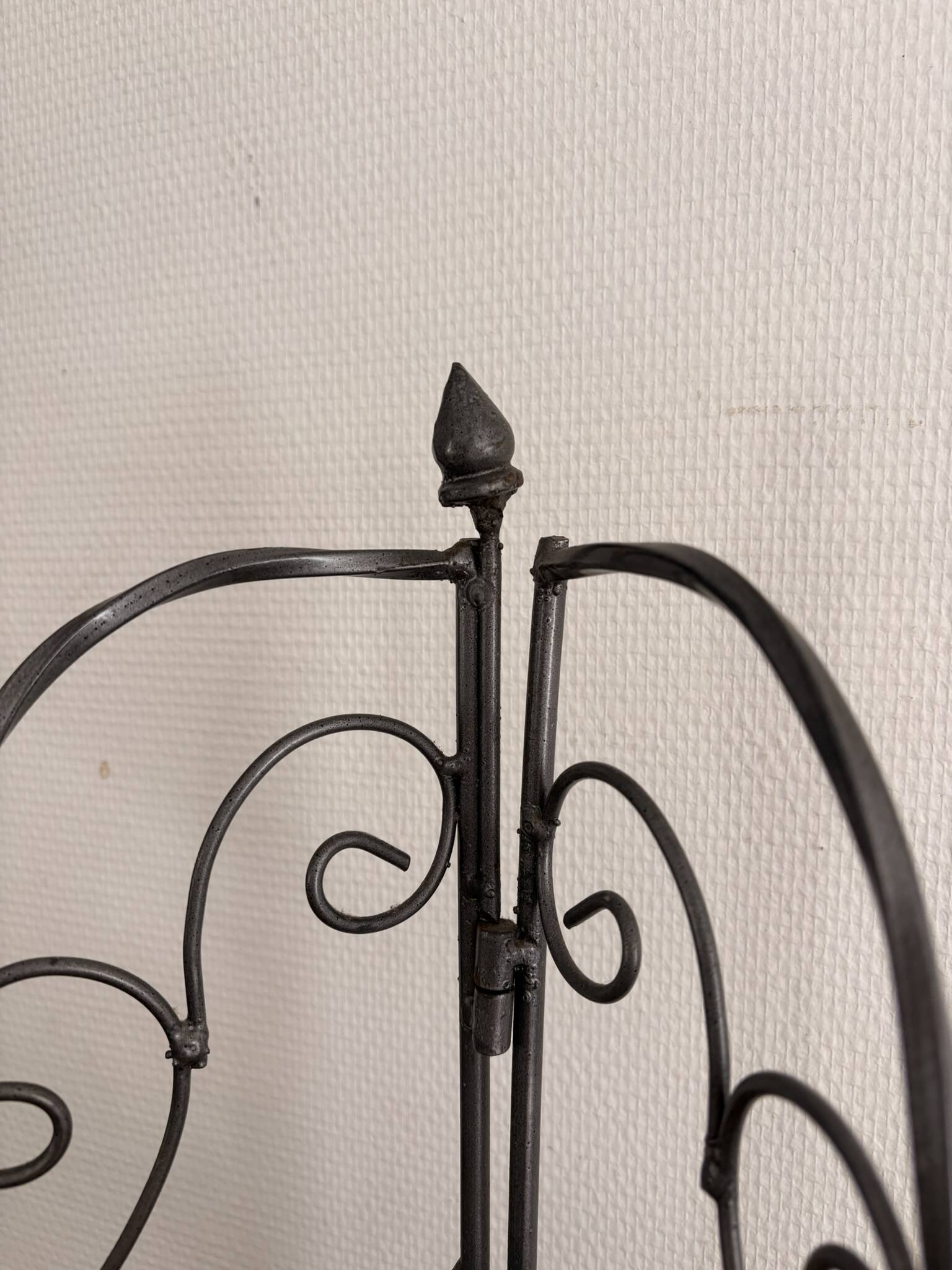 Etagère d'angle en osier et fer forgé