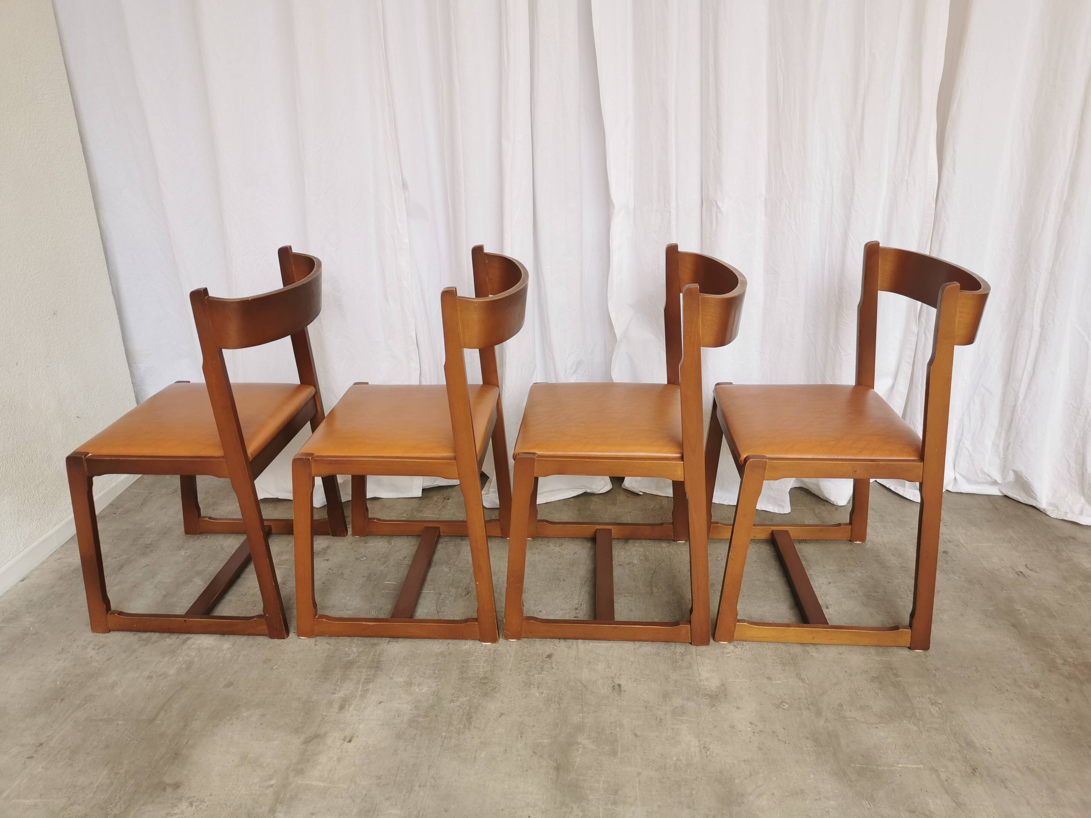 Lot de 4 chaises de salle à manger vintage / design sculptural en bois des années 70, cuir marron