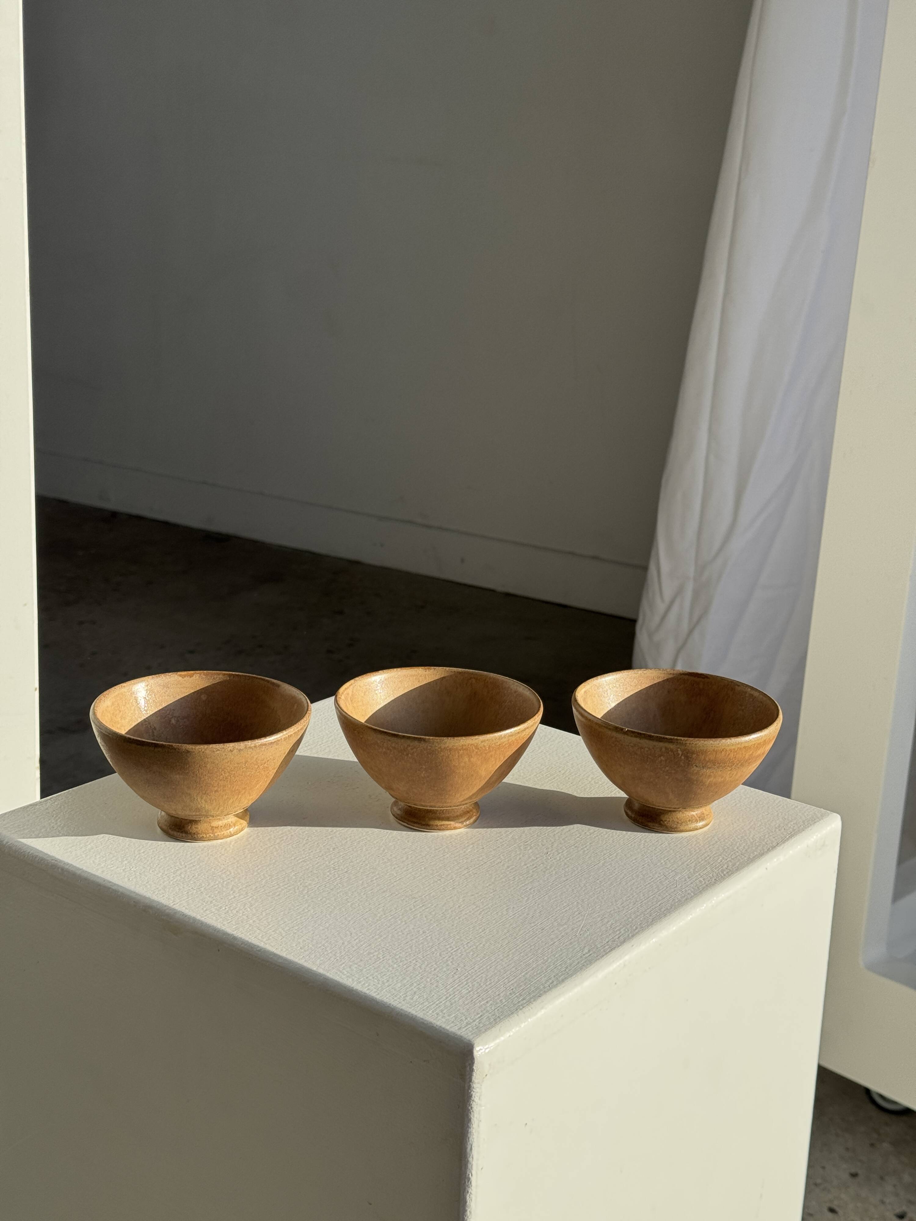 Set of 3 vintage mini bowls on foot, stoneware on pedestal H9 D10.