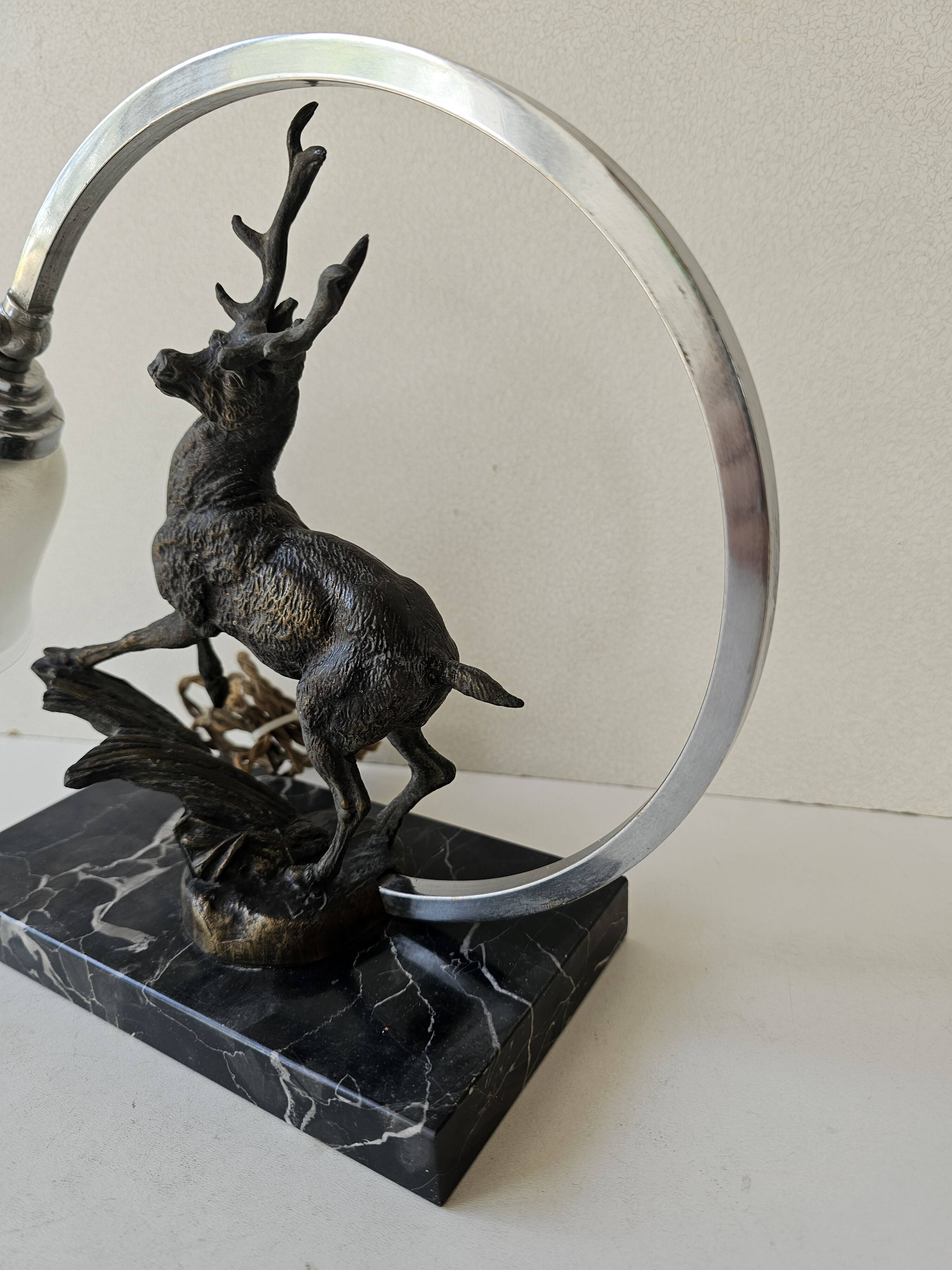 Lampe veilleuse de style Art Déco représentant un cerf sur un socle en marbre