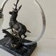 Lampe veilleuse de style Art Déco représentant un cerf sur un socle en marbre