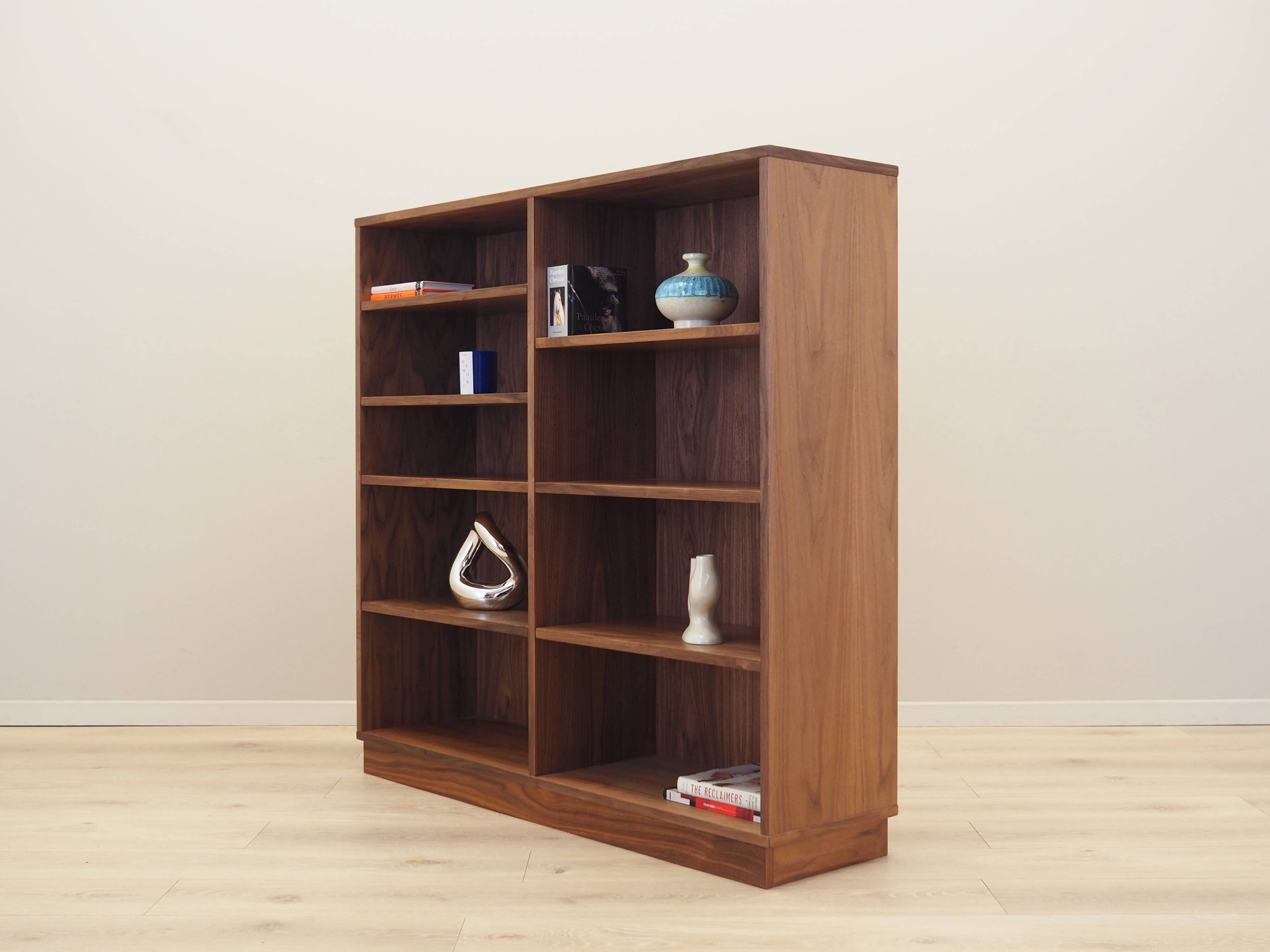 Bibliothèque en noyer, design scandinave
