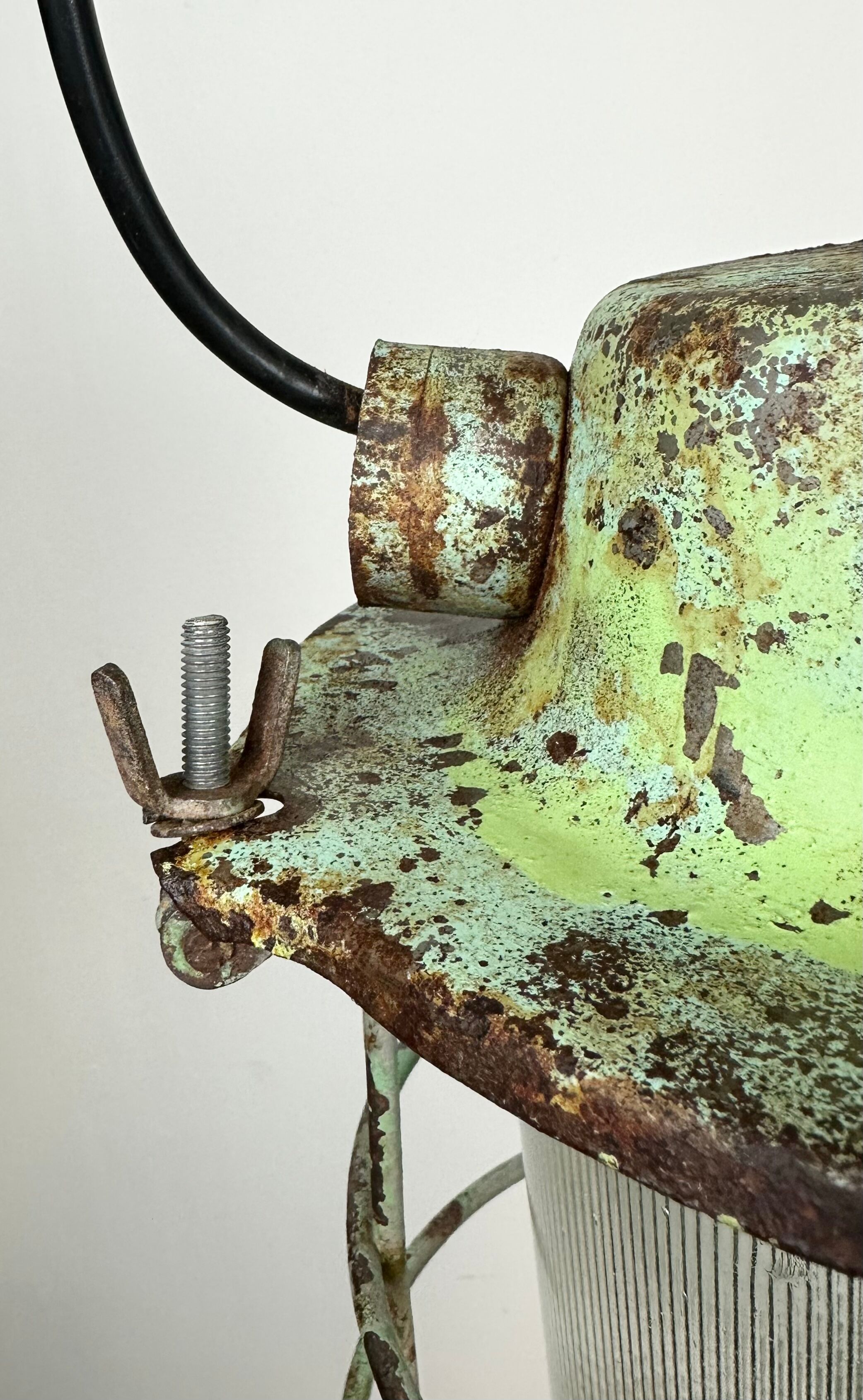 Suspension de bunker industriel soviétique vert avec grille de fer, années 1960