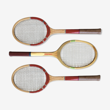 Trois anciennes raquettes de tennis