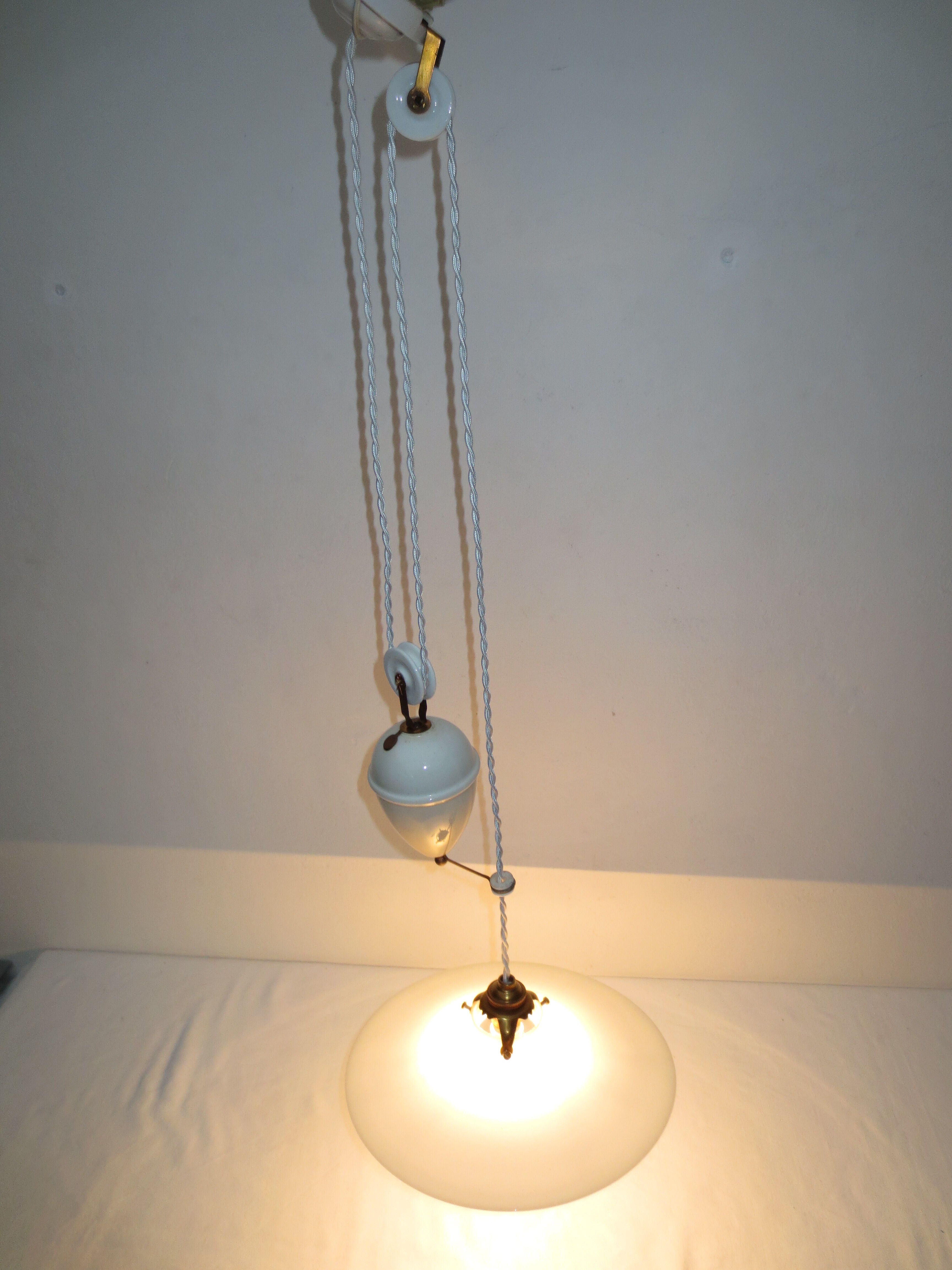 Suspension dit monte et baisse en porcelaine et opaiine blanche