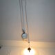 Suspension dit monte et baisse en porcelaine et opaiine blanche