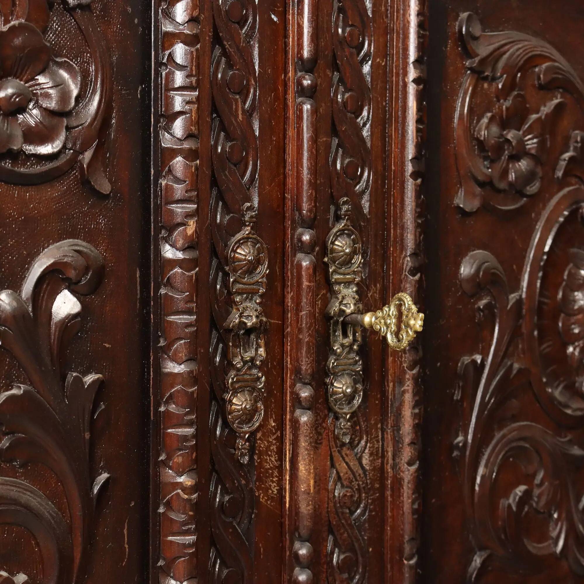 Antique neo-baroque display cabinet carved in walnut, Italy, 19th century