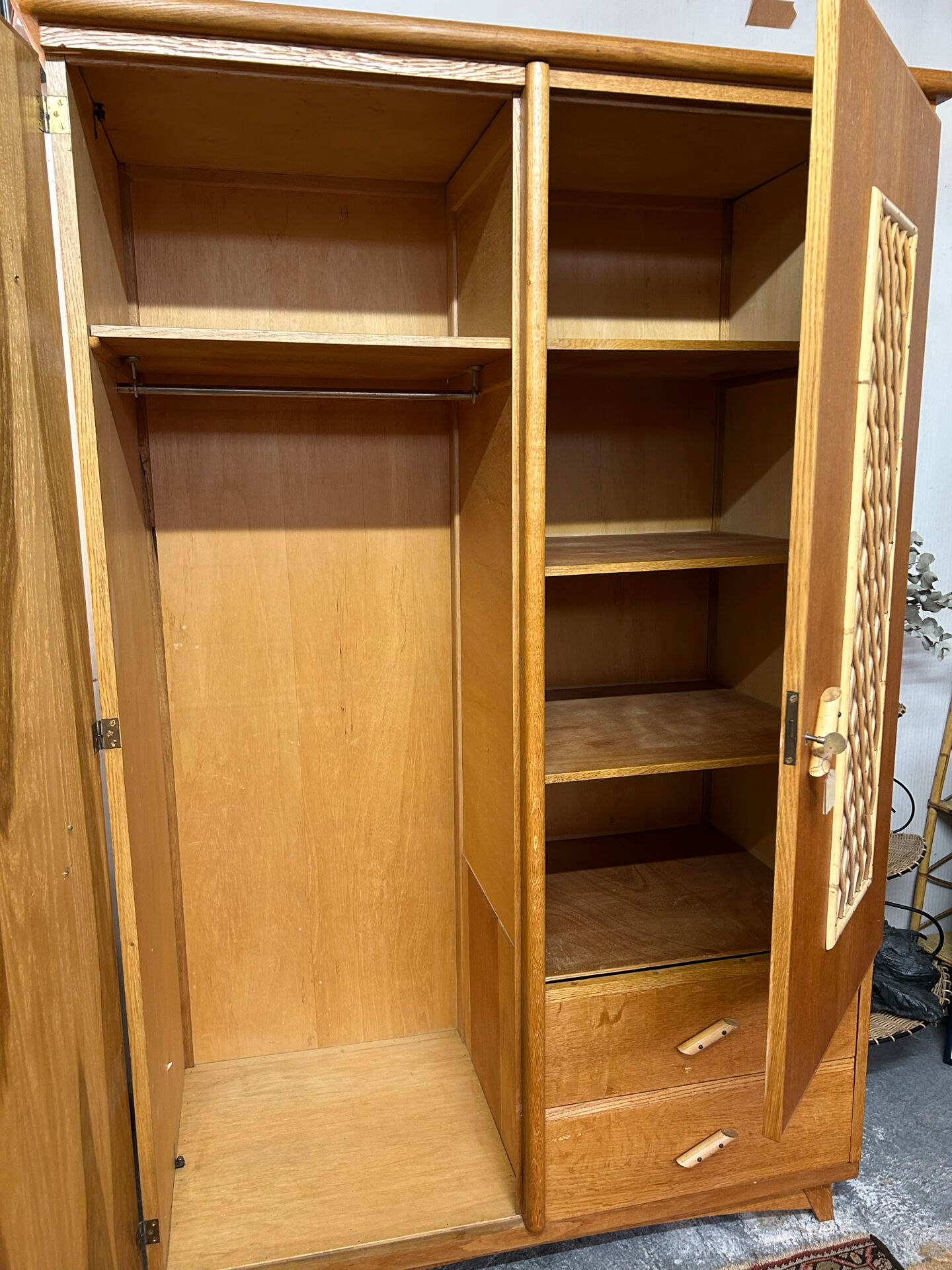 Armoire chêne clair rotin et raphia vintage 1950