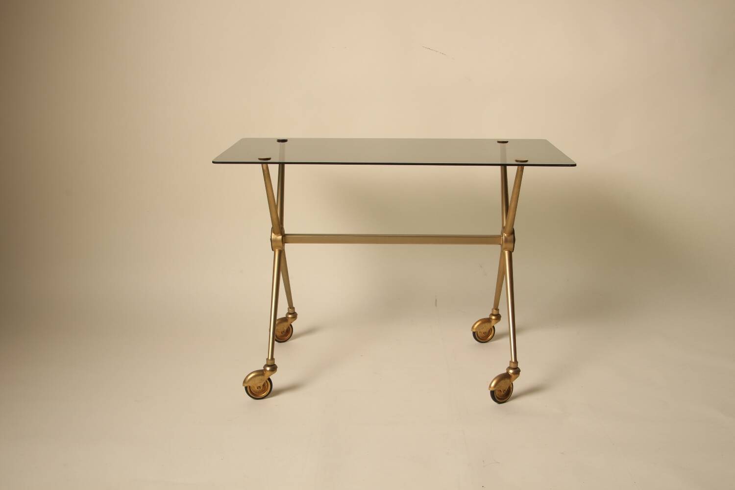 Table d’appoint en laiton et verre dans le style de Jacques Adnet