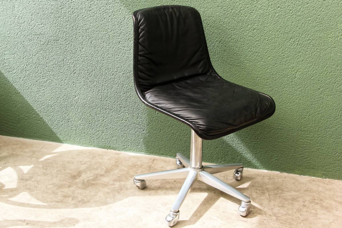 Wilkhahn swivel office chair, 1970s, chrome metal and leather