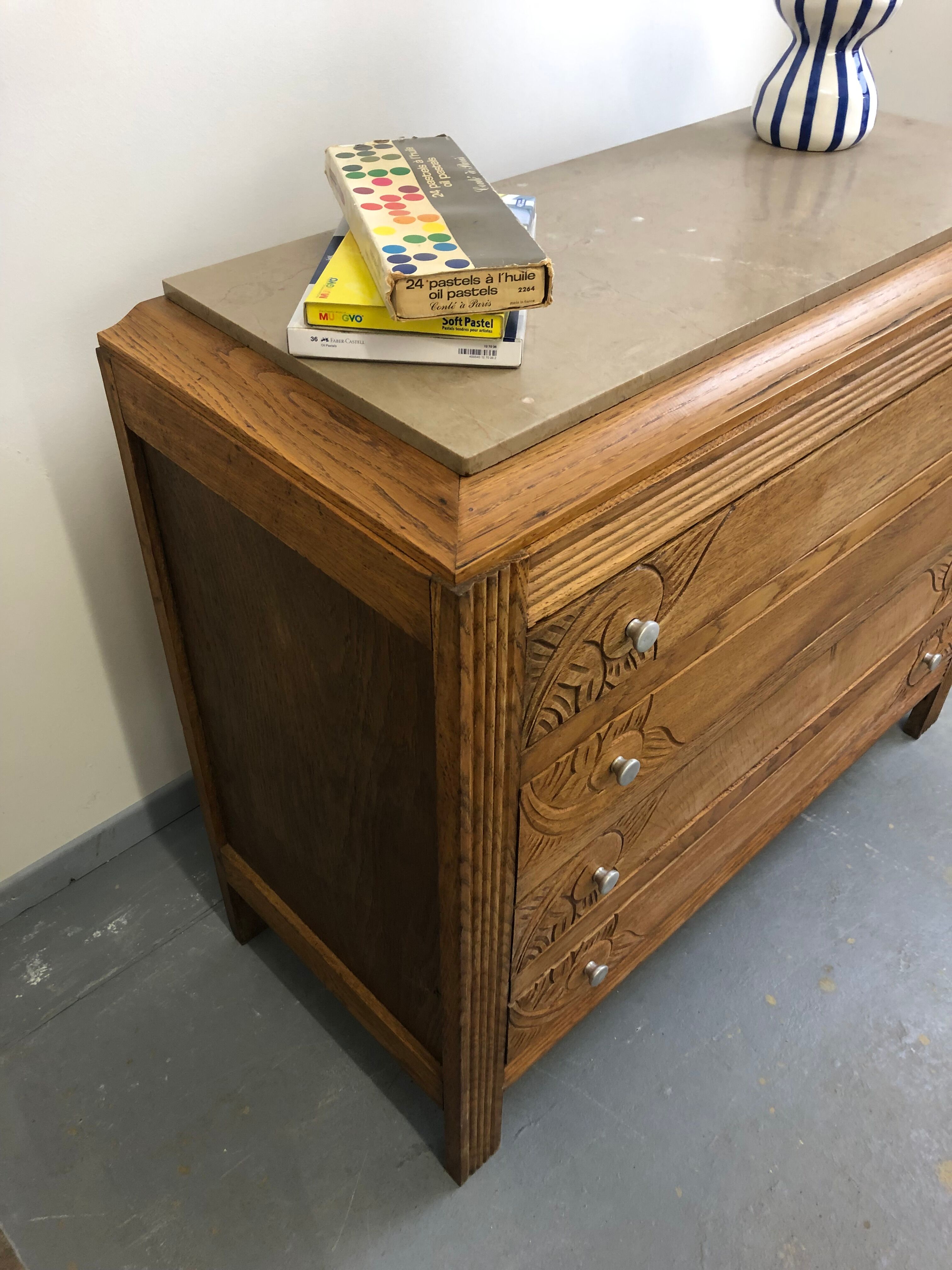 Oak chest of drawers