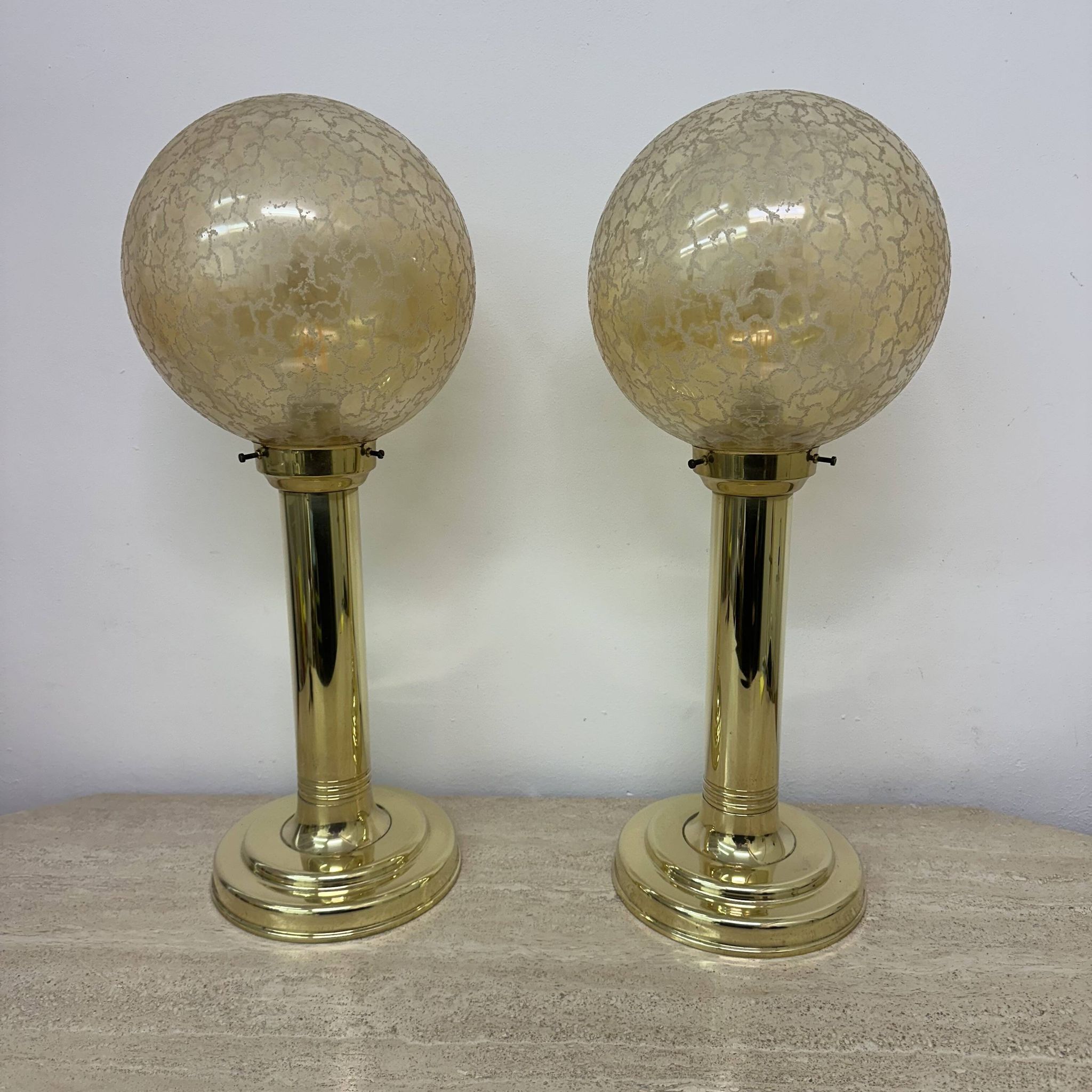 Lot de 2 grandes lampes de table globe en verre, années 1970