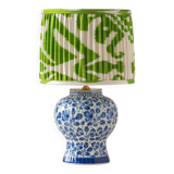 Lampe de table en céramique bleu et blanc de Delft peinte à la main avec abat-jour en soie Ikat