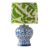 Lampe de table en céramique bleu et blanc de Delft peinte à la main avec abat-jour en soie Ikat