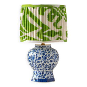 Lampe de table en céramique bleu et blanc de Delft peinte à la main avec abat-jour en soie Ikat