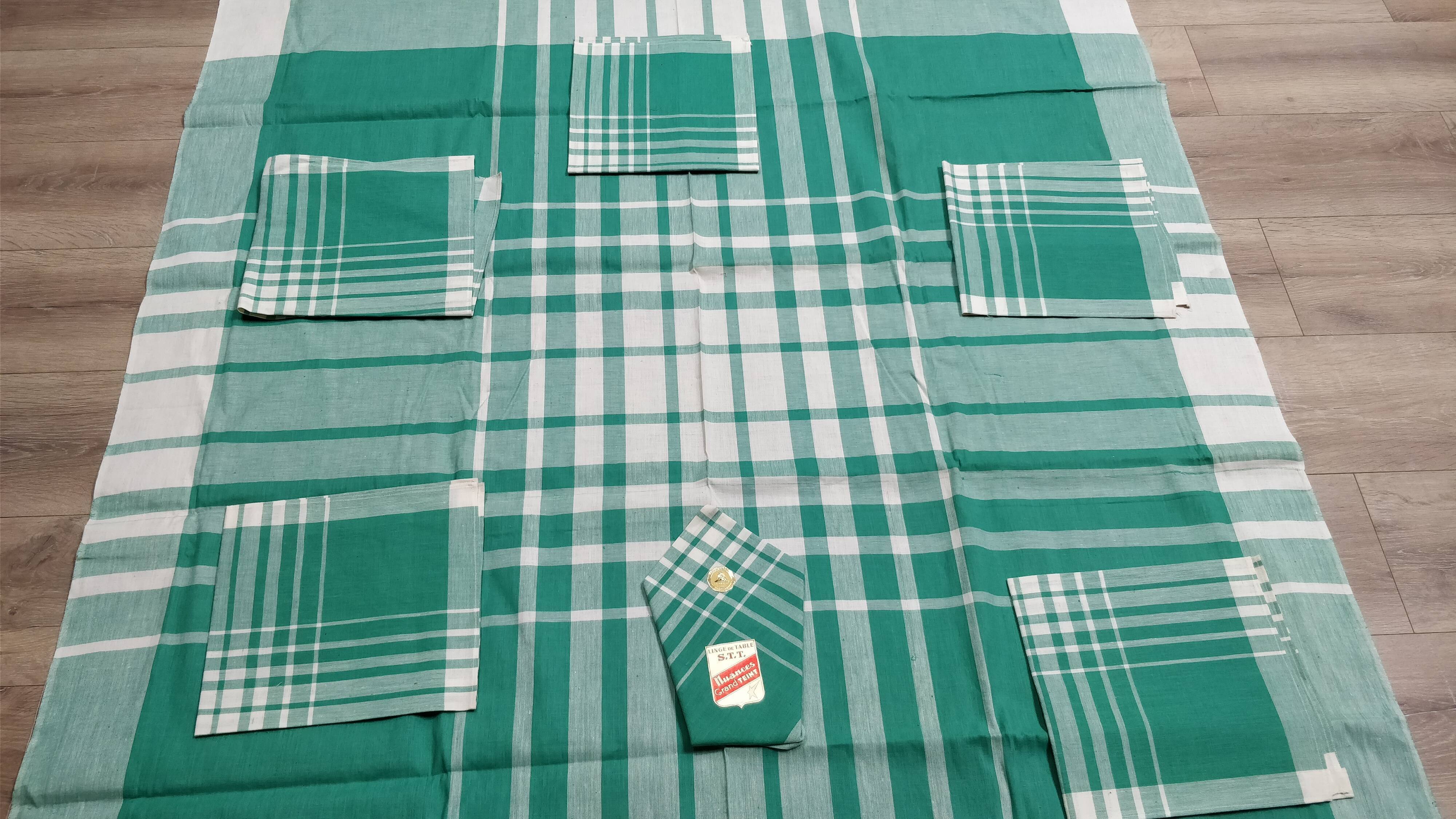 Green scottish varrée tablecloth ans 6 towels