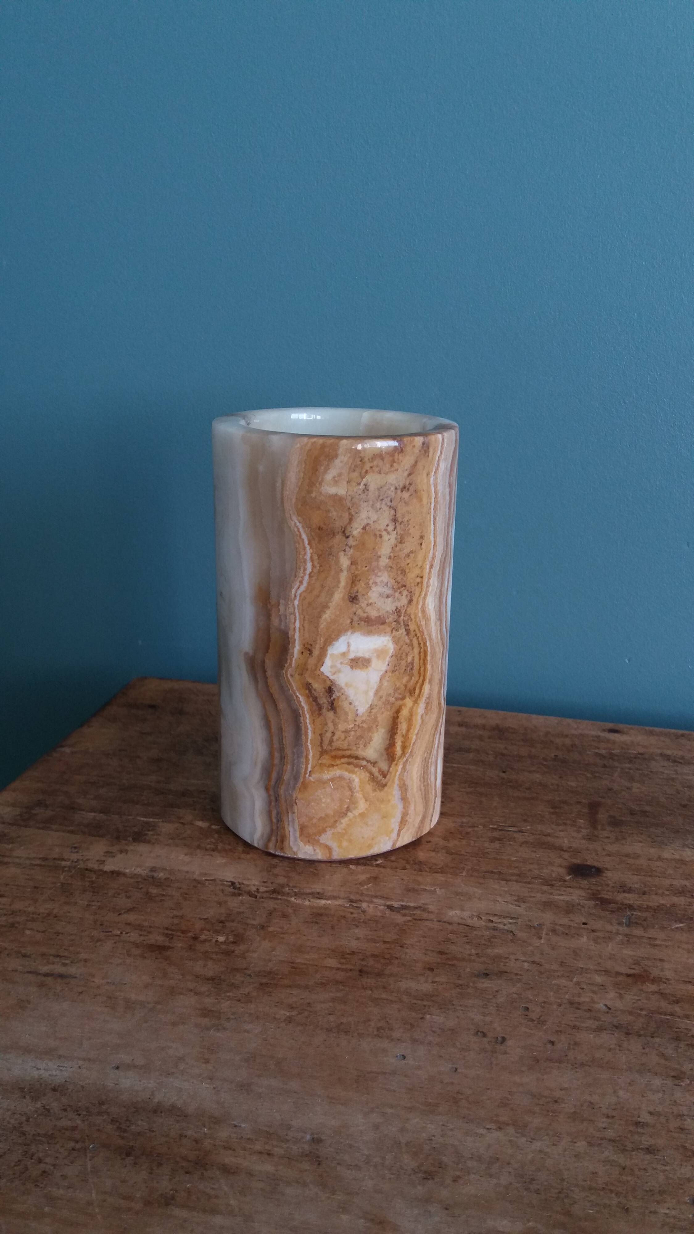 Vase pot for brushes and pencils in marble or onyx.