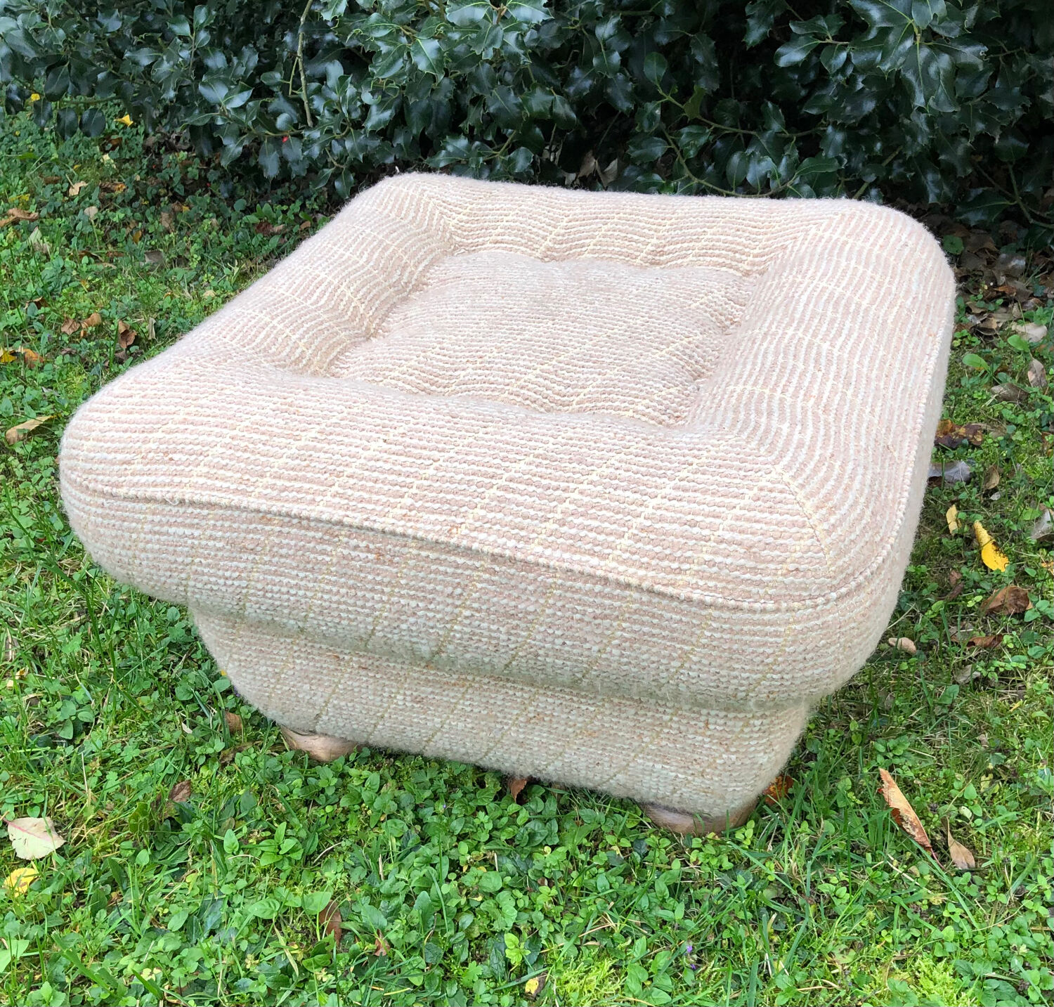 Square wool pouf