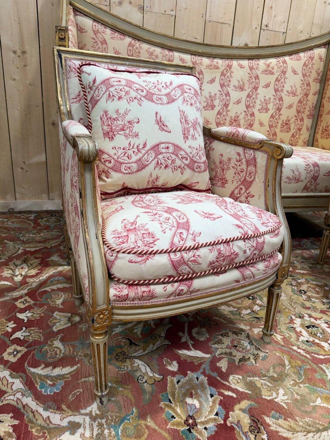 Salon canapé et paire de bergères – Époque Louis XVI – Bois réchampi et toi