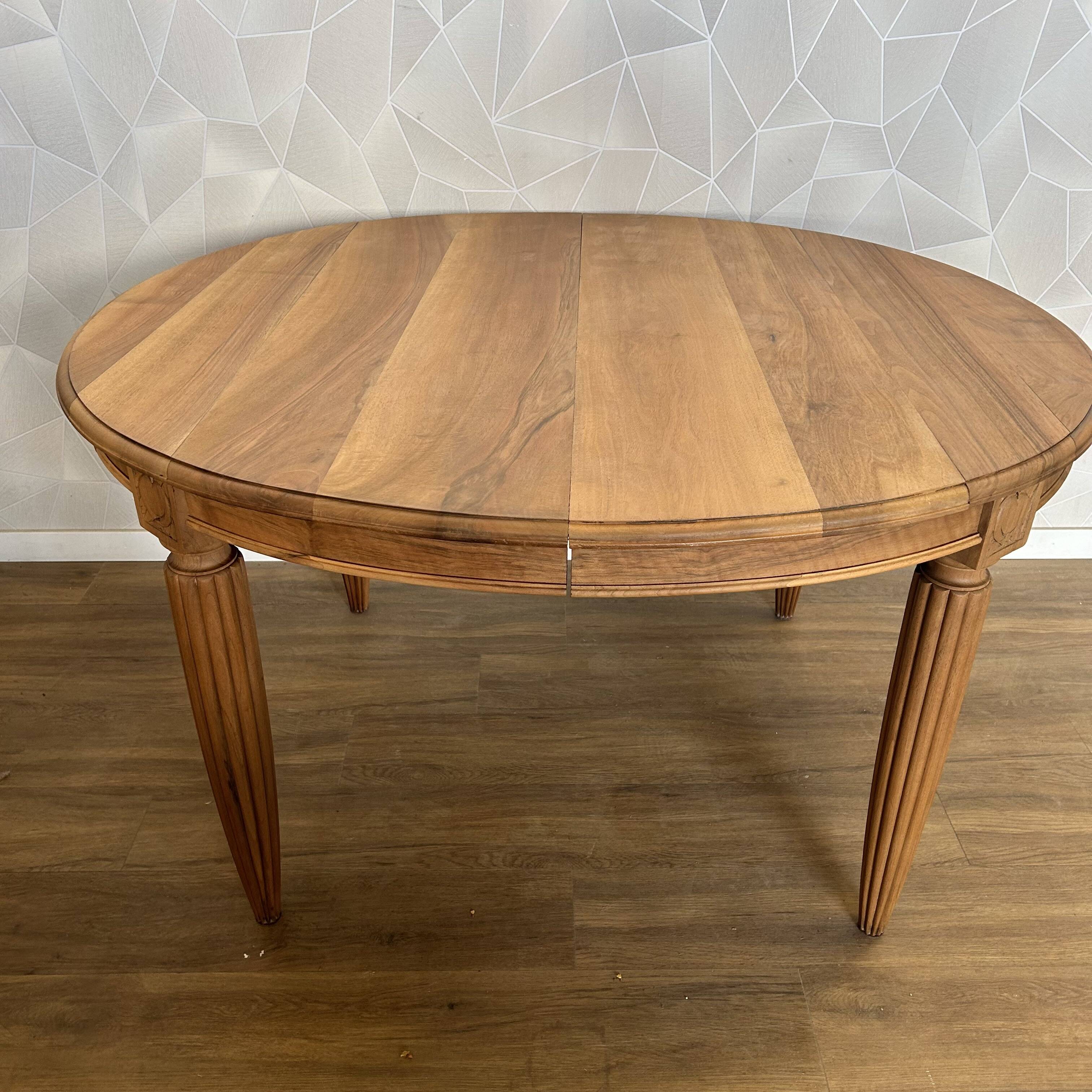 Round dining table with fluted legs in solid wood