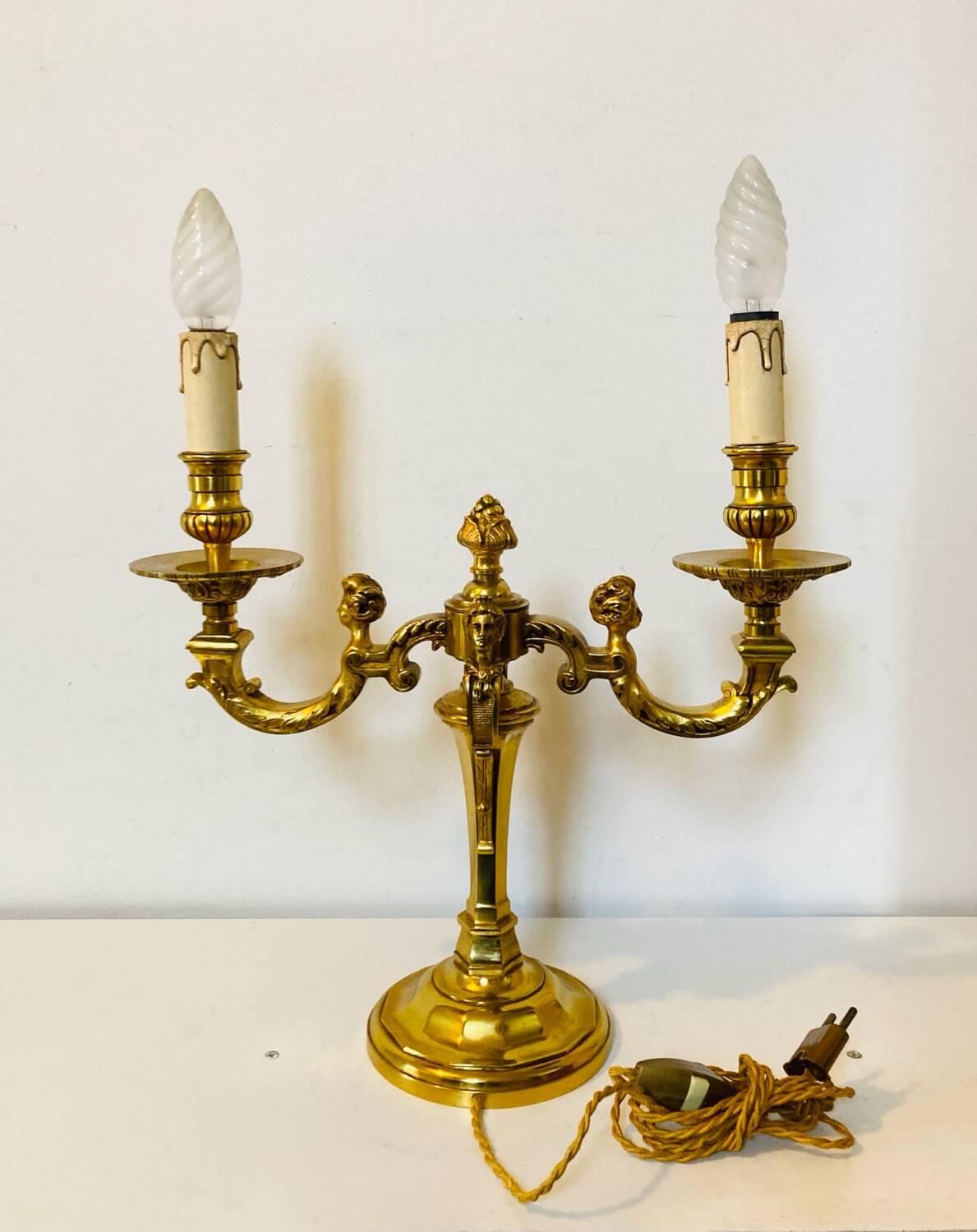 Chandelier en bronze à décors de putti et cariatides, début XXe