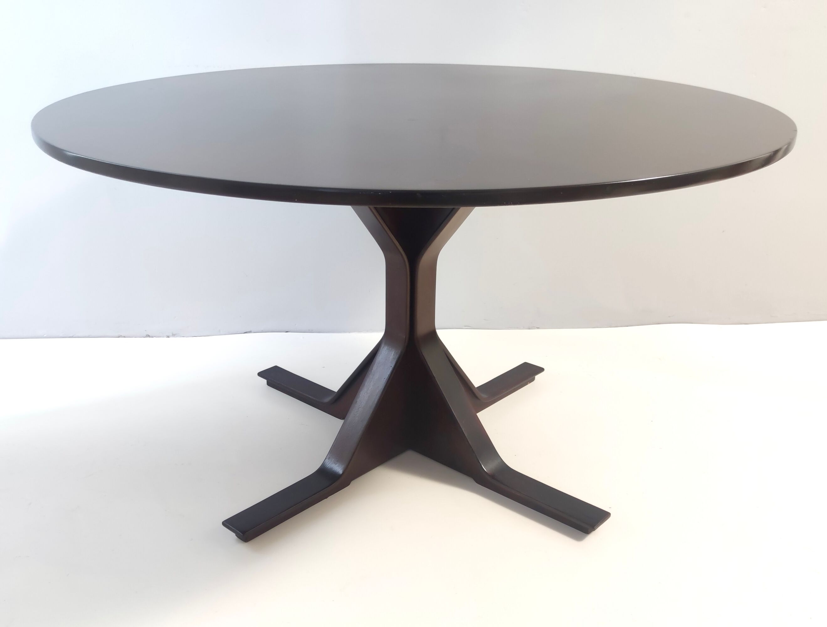 Vintage round ebonized walnut dining table mod. 522 by g. frattini for bernini