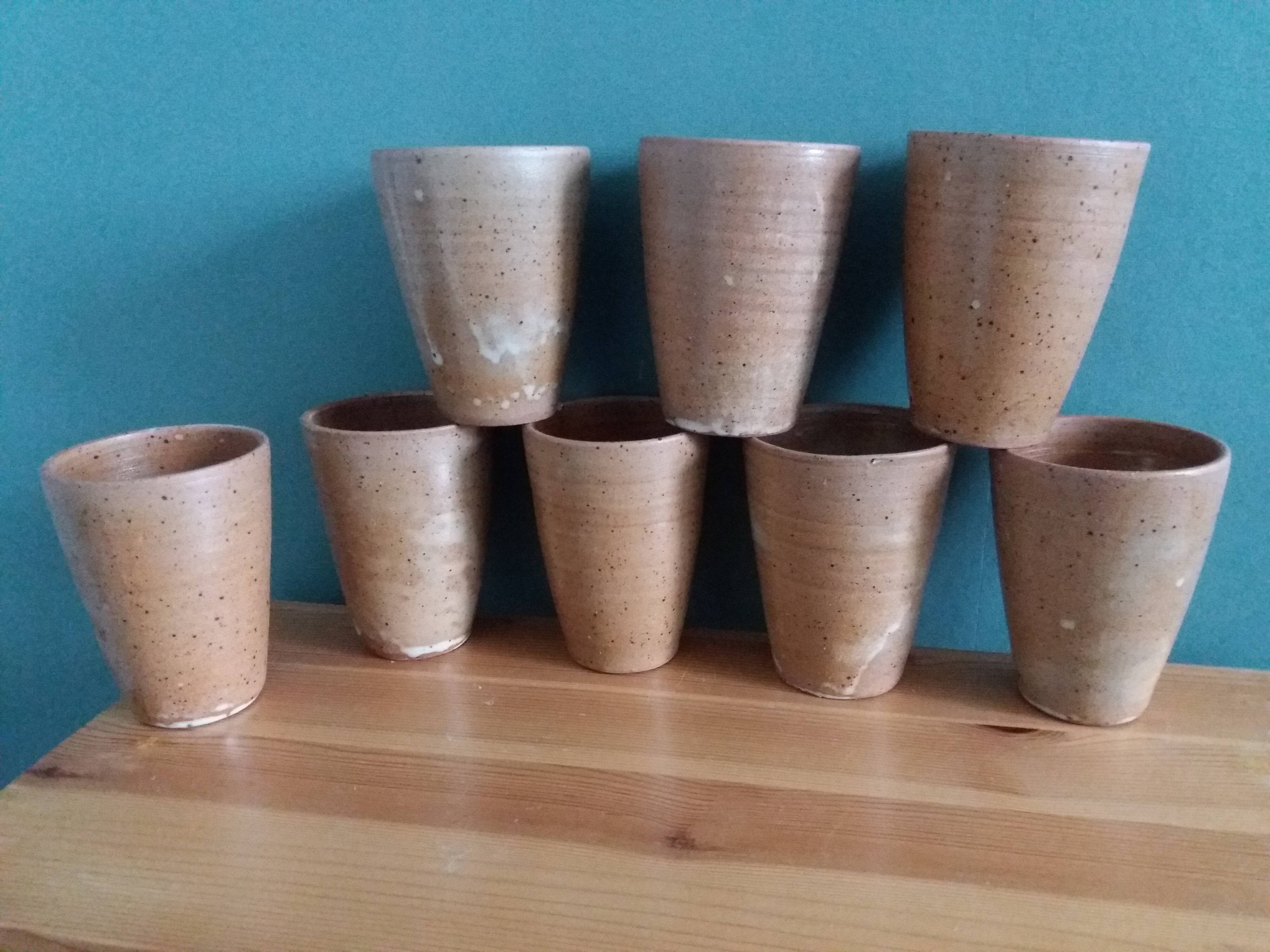 Ensemble de 8 tasses ou verres en grès tourné artisanal
