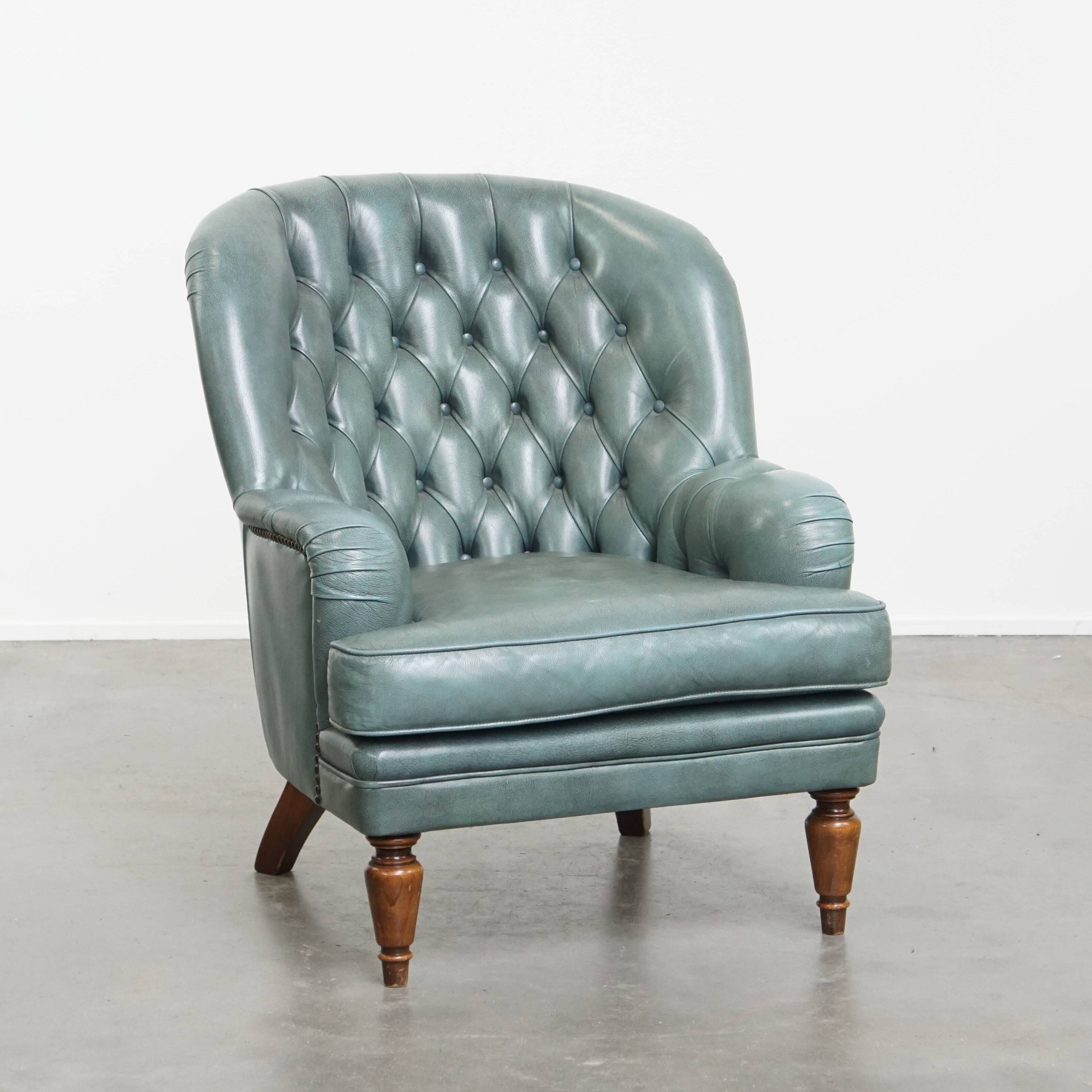 Fauteuil Chesterfield bleu en cuir de vachette de style anglais