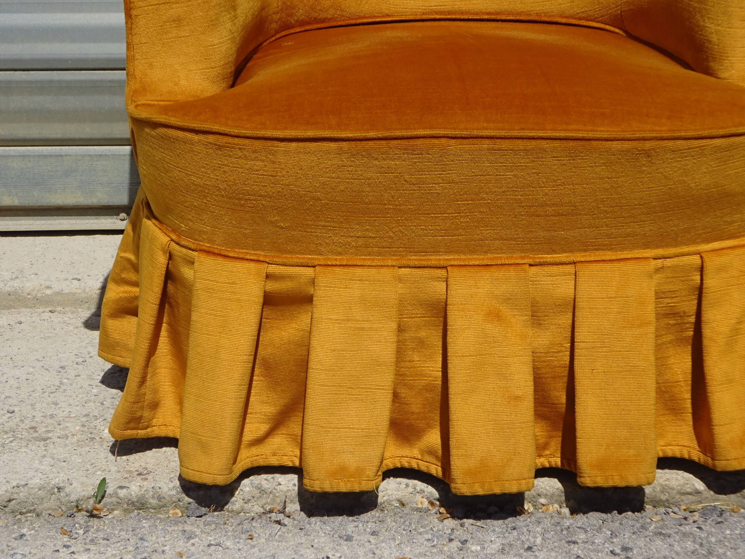 Fauteuil crapaud en velours jaune