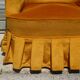 Fauteuil crapaud en velours jaune
