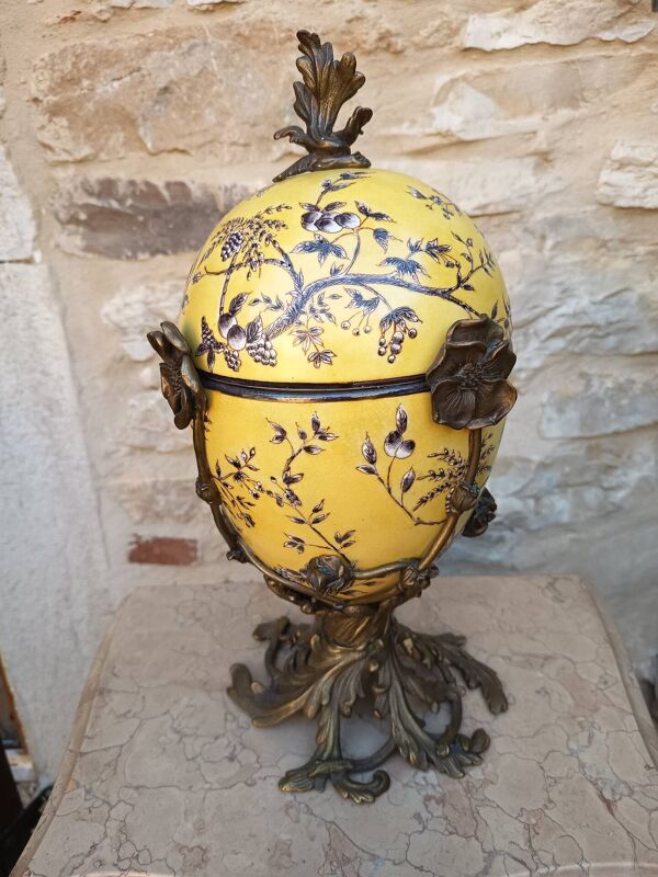Grande boîte couvert faïence jaune émaux polychromes et laiton XXe